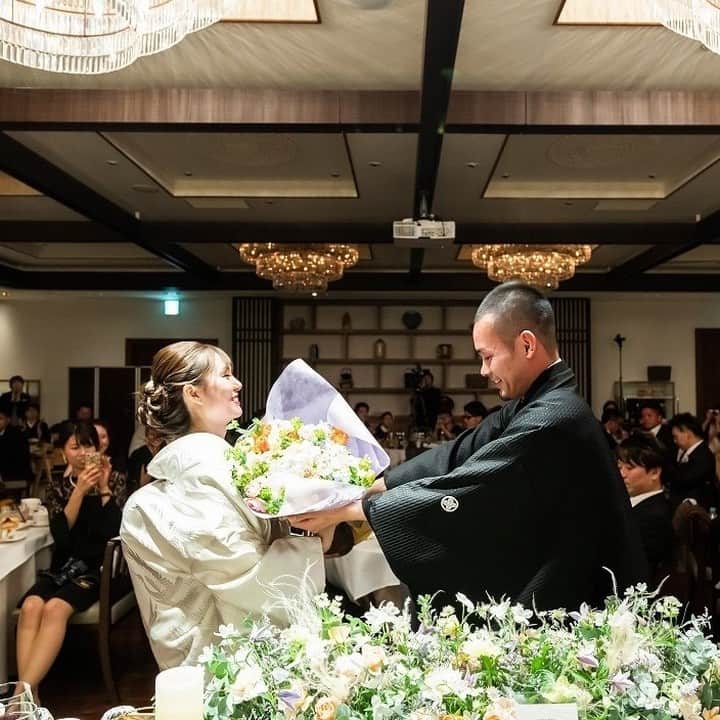 KIYOMIZU京都東山 公式さんのインスタグラム写真 - (KIYOMIZU京都東山 公式Instagram)「@kiyomizu_kyoto_higashiyama をフォローして、 『#kiyomizu京都東山』 『#kiyomizu花嫁』 『#スタイルズ花嫁』 をつけて投稿してくださいね＊ . 【#サプライズ演出】 結婚式での新郎さまからのサプライズに 憧れるという花嫁さまは多いはず..！  KIYOMIZU京都東山では、 結婚式当日のサプライズ相談はもちろん 併設のレストランではチャペルを貸しきった "プロポーズプラン"もご用意しております♡  一生の思い出に残るプロポーズをしたい！とお考えの方は ぜひ私たちにご相談くださいませ＊ . ---------------------- . ▼ブライダルフェアの予約は インスタのTOPからcheck⚐ ＞＞＞ @kiyomizu_kyoto_higashiyama . #スタイルズ花嫁 #dress #kyoto #kiyomizu #wedding #ウェディングレポ #プレ花嫁 #卒花 #結婚式 #結婚式場 #結婚式準備 #京都 #京都花嫁 #関西花嫁 #京都婚 #令和花嫁 #大人花嫁 #DRESSY花嫁 #maricuru #シェアーズヘアメイク #プロポーズ #サプライズ演出 #披露宴レポ #結婚式演出 #和婚 #白無垢」10月10日 17時13分 - kiyomizu_kyoto_higashiyama