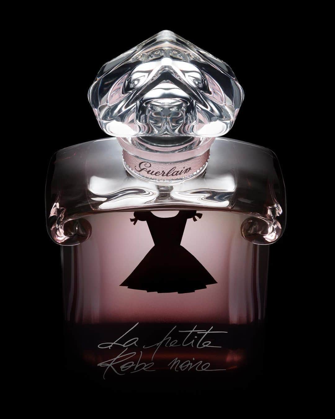 のインスタグラム：「A timeless fragrance with a modern twist, Guerlain's iconic "heart-shaped" bottle has been boldly reinterpreted in order to house La Petite Robe Noire. Fading from black to powdery pink, the bottle's coloured overlay gives way to reveal the iconic little black dress that inspired the fragrance.  #Guerlain #GuerlainParfumeur #LaPetiteRobeNoire #Paris」