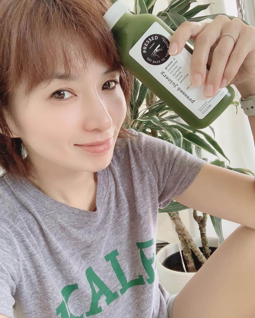 間瀬ゆきのインスタグラム：「@pressedjuicery  で三日間ジュースクレンズしました。  ストーリーにも載せたけど マイナス2kg🙌  でも、食事戻したらすぐ体重は戻るんだけどね🤪  ジュースクレンズで痩せた！とかって書くと 私もやってみます✨という メッセージとかよくいただくんですが  正直なところジュースクレンズは 安易な気持ちでやるのであれば オススメしません🙅‍♀  よくジュースクレンズとかファスティングして 何kg痩せたーとかってあるけど 体重減ったのはほとんどが 水分とか浮腫みとかだと思う。  そもそも脂肪が1kg減るには 7000kcal分の消費か食事制限が必要だから 3日間のジュースクレンズくらいじゃ 脂肪はそんなたくさん減らないよ！  そしてジュースクレンズは 準備期間と回復食がものすごく大事です。  だいたいの人は 回復食をちゃんととらなくて リバウンドしちゃう人が多い。  だから、回復食までしっかりやる覚悟がないなら やらない方がいいと思う。  つらい割に体重そこまで減らないし 回復食ちゃんとやらないと 絶対リバウンドするから（笑）  準備期間はとらなくてもいいけど とらないと私みたいに 頭痛とか吐き気とかに襲われて つらすぎて途中で断念しちゃうと思う。 私、今回本当に死ぬかと思うほどだったけど、 強い意思でなんとか乗り越えた🥺  ちゃんと準備期間とればよかったと 激しく後悔したよ😂  と、基本的には軽い気持ちでやるなら 確実にやらない方がいい！と思うけど  しっかり回復食までやる覚悟があるならば ジュースクレンズはやる価値あると思う。  とにかく体の中の毒素とか老廃物が流れる感じがするし 体がすっきりする✨ 味覚も研ぎ澄まされるから 回復食の具なしのお味噌汁さえも めちゃくちゃおいしく感じるの！  ダイエット目的よりは デトックス効果でやるのがオススメかな。  と長くなりましたが  ダイエット系のことを書くと 出産直後とか、授乳中の人からも 私も頑張ります！ってくるのが ものすごく心苦しいというか  いやいやいや、待ちなさい！ といつも思うの😑  私自身は、ダイエット始めたのは 出産から丸4ヶ月たって 完ミに切り替えてからだし  ゆっくり時間をかけながら かなりの努力をして 出産1年でマイナス20kg（息子含む）達成したけど  とにかくかなりの努力をしました。  でも、出産直後の人とか 授乳中の人は まずは自分の体の回復が大事だし 母乳のためにもダイエットなんかしちゃダメだからね！  #ジュースクレンズ #ファスティング #juicecleanse #pressedjuicery  #pressedjuice #コールドプレスジュース #ダイエット #産後ダイエット」