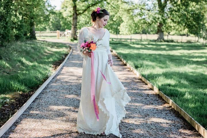 ミナのインスタグラム：「There are a bunch of small things you can do to make your wedding more sustainable. Dried flower confetti is one of them. 🌼 These pictures taken at The Cherry Barn are now featured in our blog. Link in bio.⁠ ⁠ Concept and stationery: @lettersfromemily ⁠ Photography: @katierogersphotography ⁠ Filmography: @joe.morley.photo.cinema ⁠ Venue: @thecherrybarn ⁠ Shoes: @beyondskin ⁠ Paper Florist: @petalandbird ⁠ Cake: @cakesandleaves ⁠ Props: @styledbysissy ⁠ Make Up Artist: @ natashavaleriemakeup ⁠ Hair Stylist: @amieadellhair ⁠ Ring: @ecowoodrings ⁠ Ribbons and Runner: @laikstyle ⁠ Dried Flower Confetti: @camomilecornflowers ⁠ Bride/model: @alice_in_watercolour ⁠ ⁠」