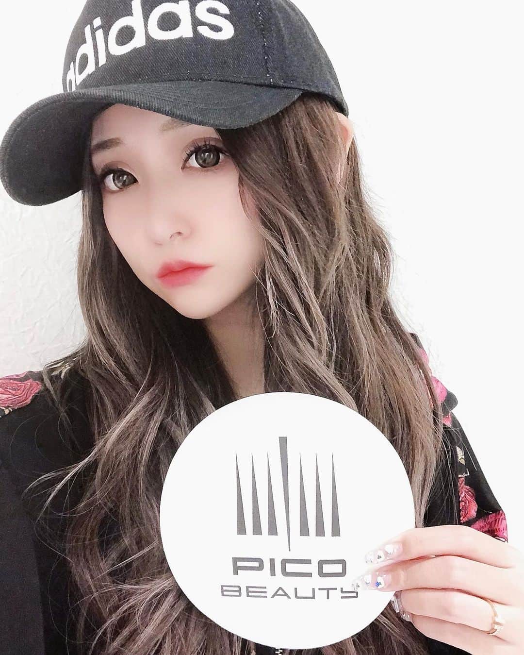 のインスタグラム：「PICO BEAUTY CLINIC  @yagbeauty_official で、 ピコトーニングしてもらって来ました♥️ ピコの後、プラズマシャワーとオプションでニキビや肌荒れに効くお薬入れ込んでもらったよ✨ プラズマシャワーの後に入れ込むと、本当にゴクゴク飲む感じで一瞬でお肌に吸い込まれる感じ！凄い✨ ちゃんと通うっ🥰 お店も綺麗過ぎてビックリするから是非行ってみて欲しい🤭 私は新宿店に行って来ました❣️ ストーリーズに載せてるから、見てみてね😍✨  #ピコトーニング#PICOBEAUTY #レーザートーニング#美肌#アンチエイジング#プラズマシャワー」