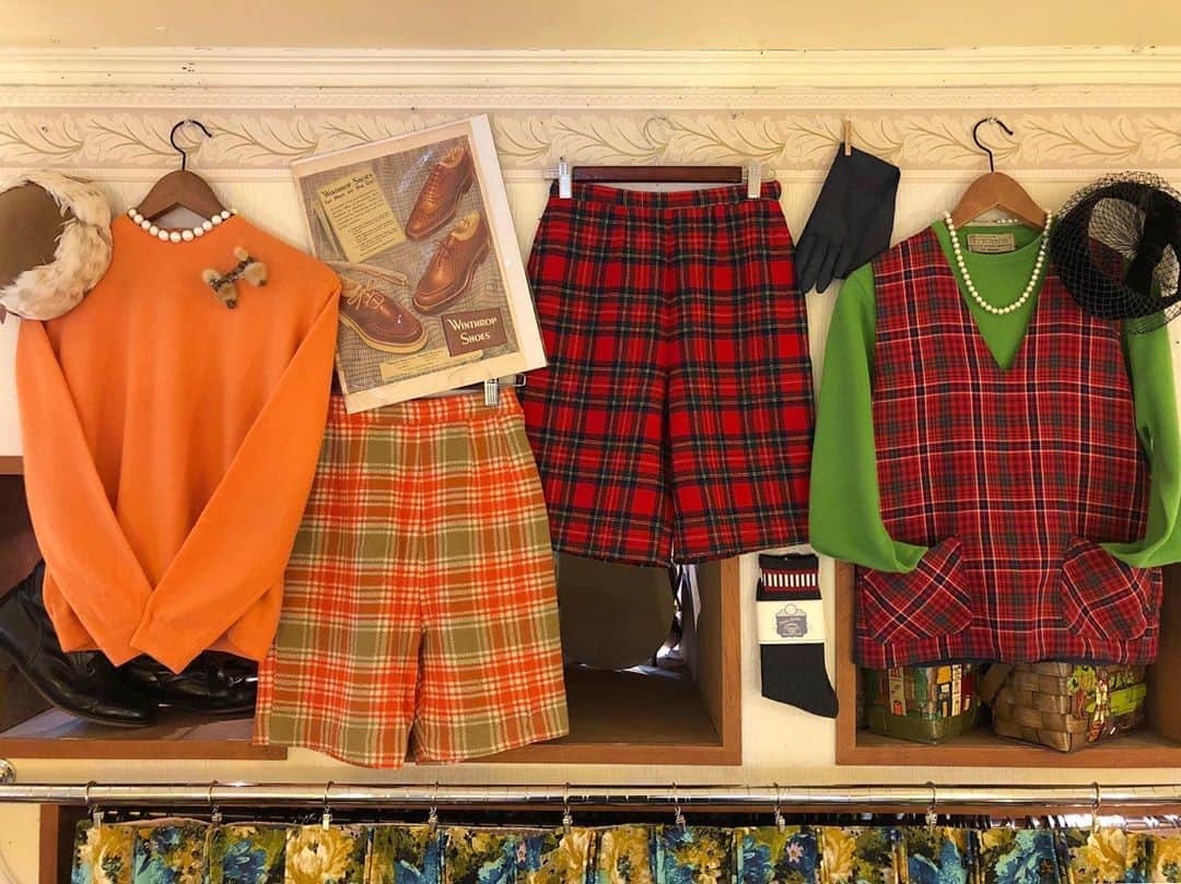 NUTTY Vintage&Collectibleのインスタグラム：「🍃NEW DISPLAY🍃  秋に気になる！ チェック柄とカラーカシミアセーターで 上質なマニッシュスタイルに。 ヘッドドレスやパールネックレスで レディさをひと匙🥄👠  季節変わりゆくディスプレイも 是非お楽しみください♡  💌DMからも通販承ります💌 ㅤㅤㅤㅤㅤㅤㅤㅤㅤㅤㅤㅤㅤ ------------------------------------ 🛍NUTTY通販について🛍 ------------------------------------- ＜ONLINE STORE＞ VINTAGE▶︎http://nutty.theshop.jp/ USED SELECT▶︎https://nuttyselect.official.ec/ （プロフィールページURLよりjump🕊） ㅤㅤㅤㅤㅤㅤㅤㅤㅤㅤㅤㅤㅤ ＜VIDEO CHAT SHOPPING＞ テレビ電話をお繋ぎして、リアルタイムでご案内いたします。詳細は過去の投稿をご覧ください。」