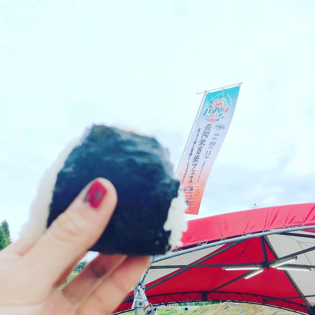 東出真緒さんのインスタグラム写真 - (東出真緒Instagram)「来たぞ米百俵フェスー🍙🍙🍙 台風もそれてよかった！ 去年分のリベンジもかねて ぶっ飛ばしますよ〜✨✨ . 大自然の中で悠々と楽しみたいと思います⛰🎻 . #米百俵フェス  #新潟長岡 #BIGMAMA #おにぎり」10月10日 15時53分 - mao_bigmama_vn