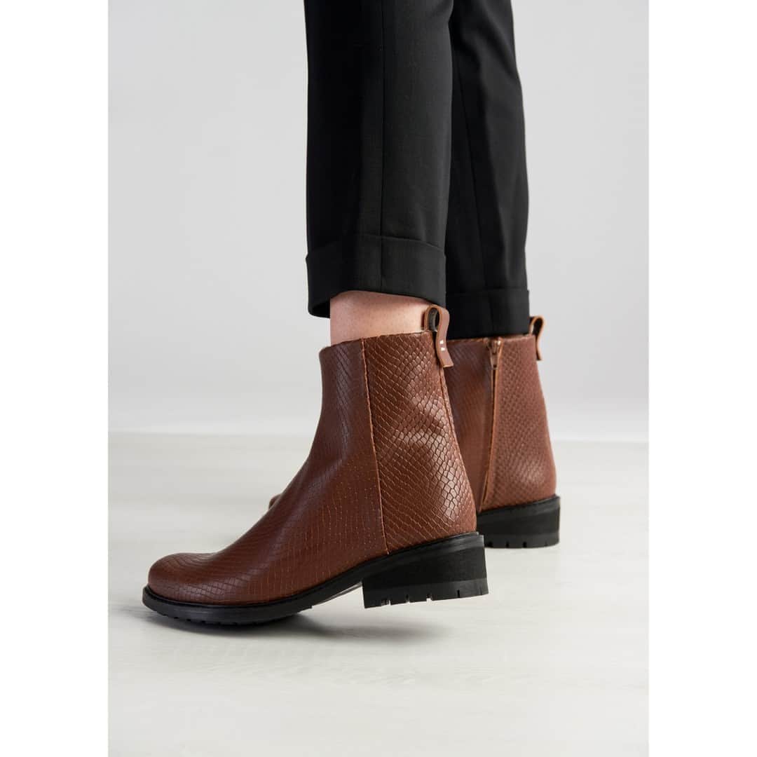 テーリポルキのインスタグラム：「Nils is our newest addition to the boot collection and it looks so fresh thanks to the new black rubber sole and lizard print. Nils is also one of the only boots that has a zip closure.⠀⠀⠀⠀⠀⠀⠀⠀⠀ .⠀⠀⠀⠀⠀⠀⠀⠀⠀ . ⠀⠀⠀⠀⠀⠀⠀⠀⠀ #TERHIPÖLKKI #terhipölkkistore #kämpgarden #scandinaviandesign #finnishdesign #sustainable #sustainablefashion #designfromfinland #finnishfashion #footwear #shoes #boots」