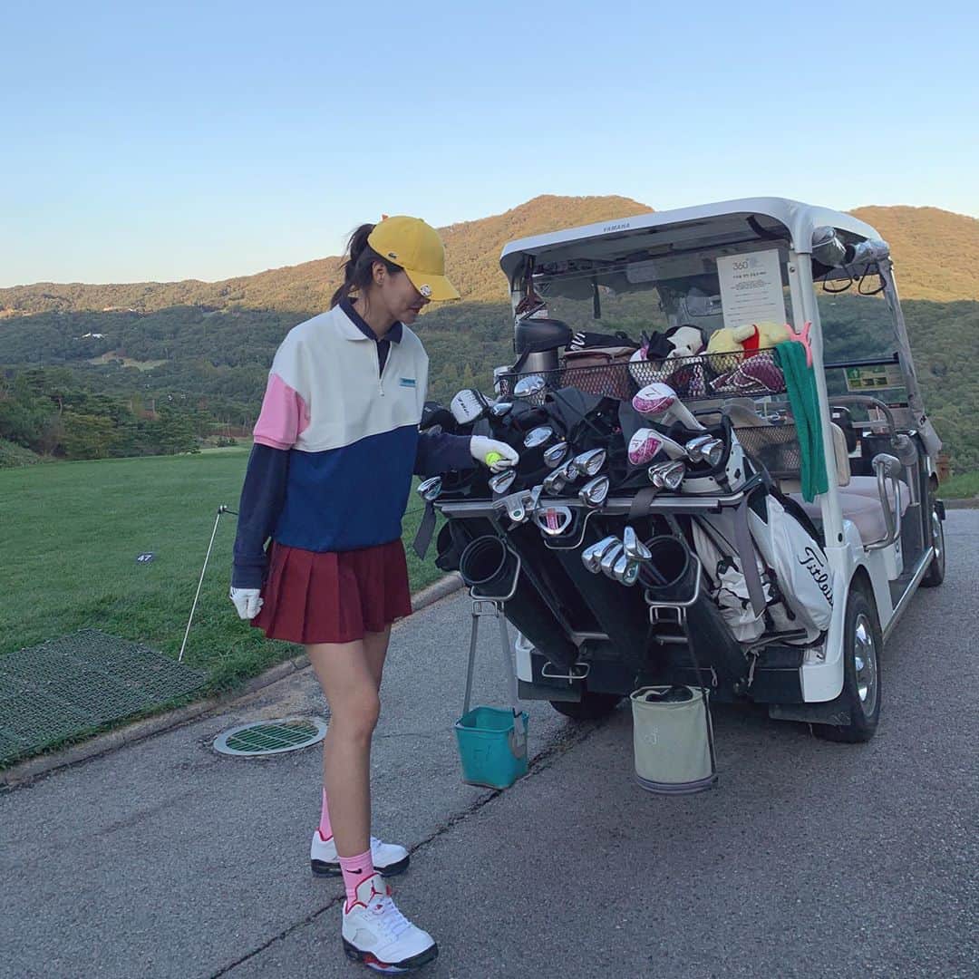ヒョニ・カンさんのインスタグラム写真 - (ヒョニ・カンInstagram)「하루종일뛰어다님..^^ .. ⛳ 🏌️‍♀️. #골프 #golf #골린이 #첫라운딩」10月10日 16時03分 - hyoni_kang