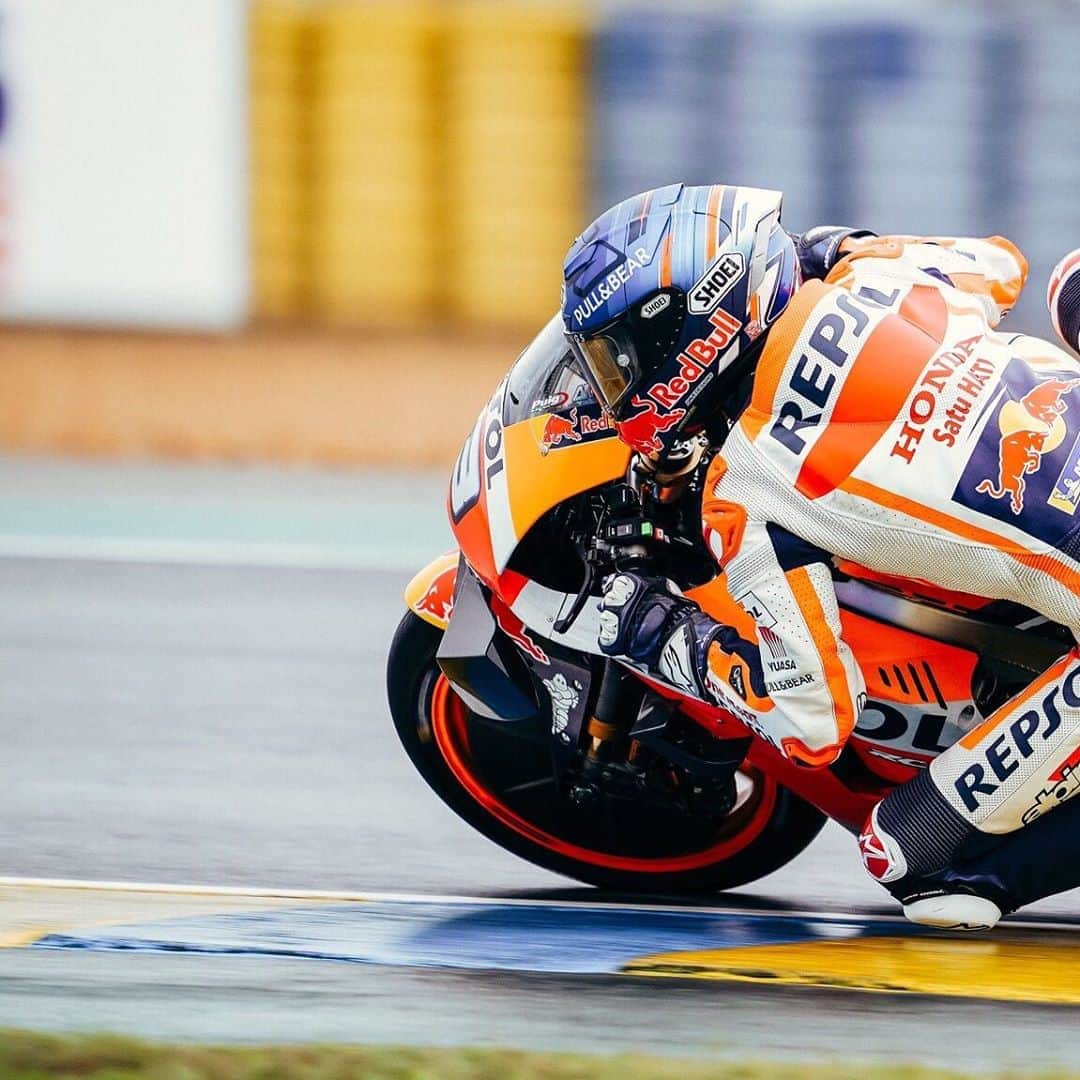 レプソル・ホンダのインスタグラム：「Le Mans lean angle ⠀⠀⠀⠀⠀⠀⠀⠀⠀ #FrenchGP #MotoGP #AM73 #AlexMarquez #SB6 #StefanBradl #Repsol #Honda #RepsolHonda #HRC #RC213V #ThePowerOfDreams #Racing #Motorcycle #Team #OneHeart」