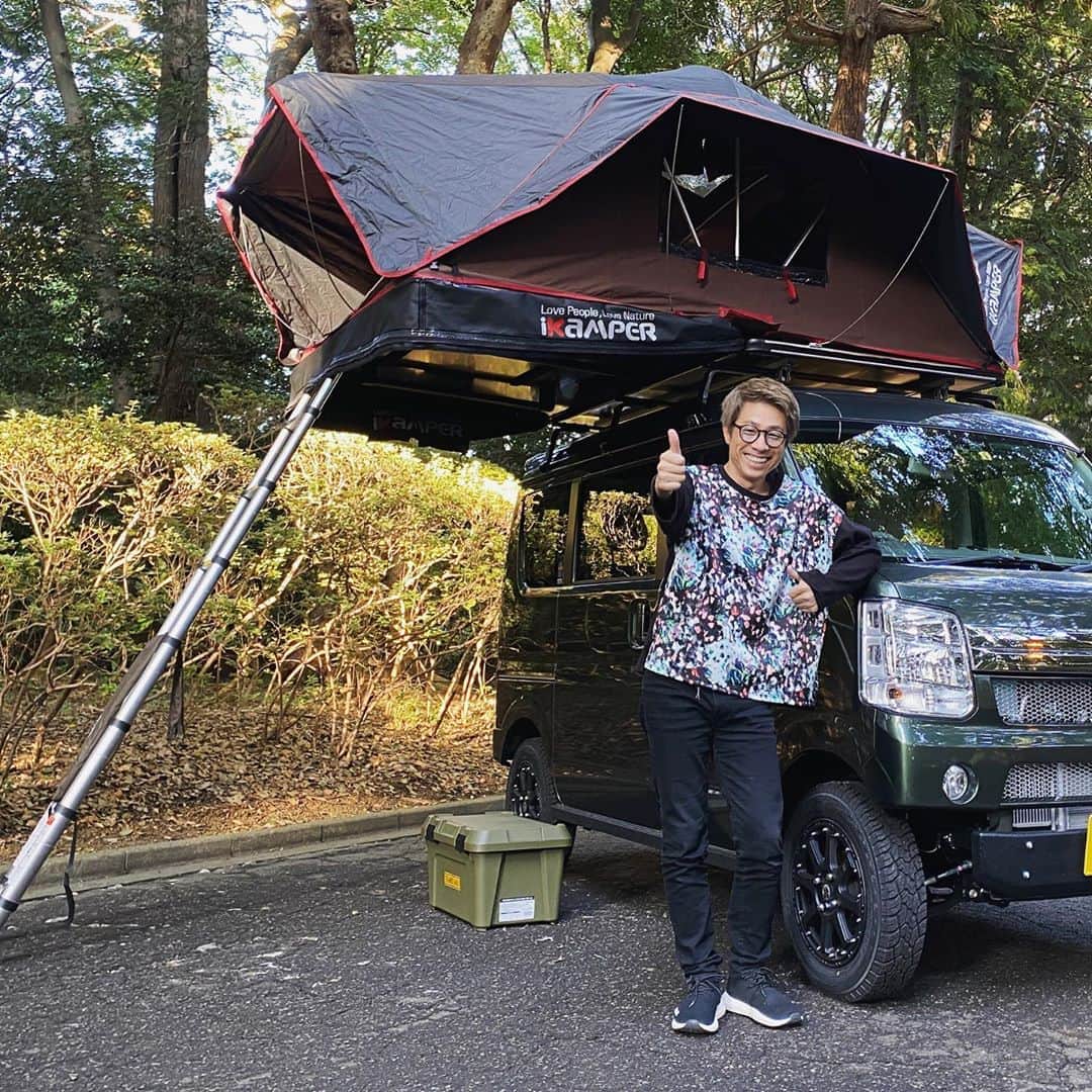 田村淳のインスタグラム：「SUZUKIのエブリイワゴンを キャンピングカーにカスタムしてます 詳しくは YouTubeロンブーチャンネルで！ すごく簡単にテントができるので 動画を見てください^_^ みんなはキャンピングカー興味ありますか？  #SUZUKI #軽ワゴン  #軽キャンパー  #エブリイワゴン」