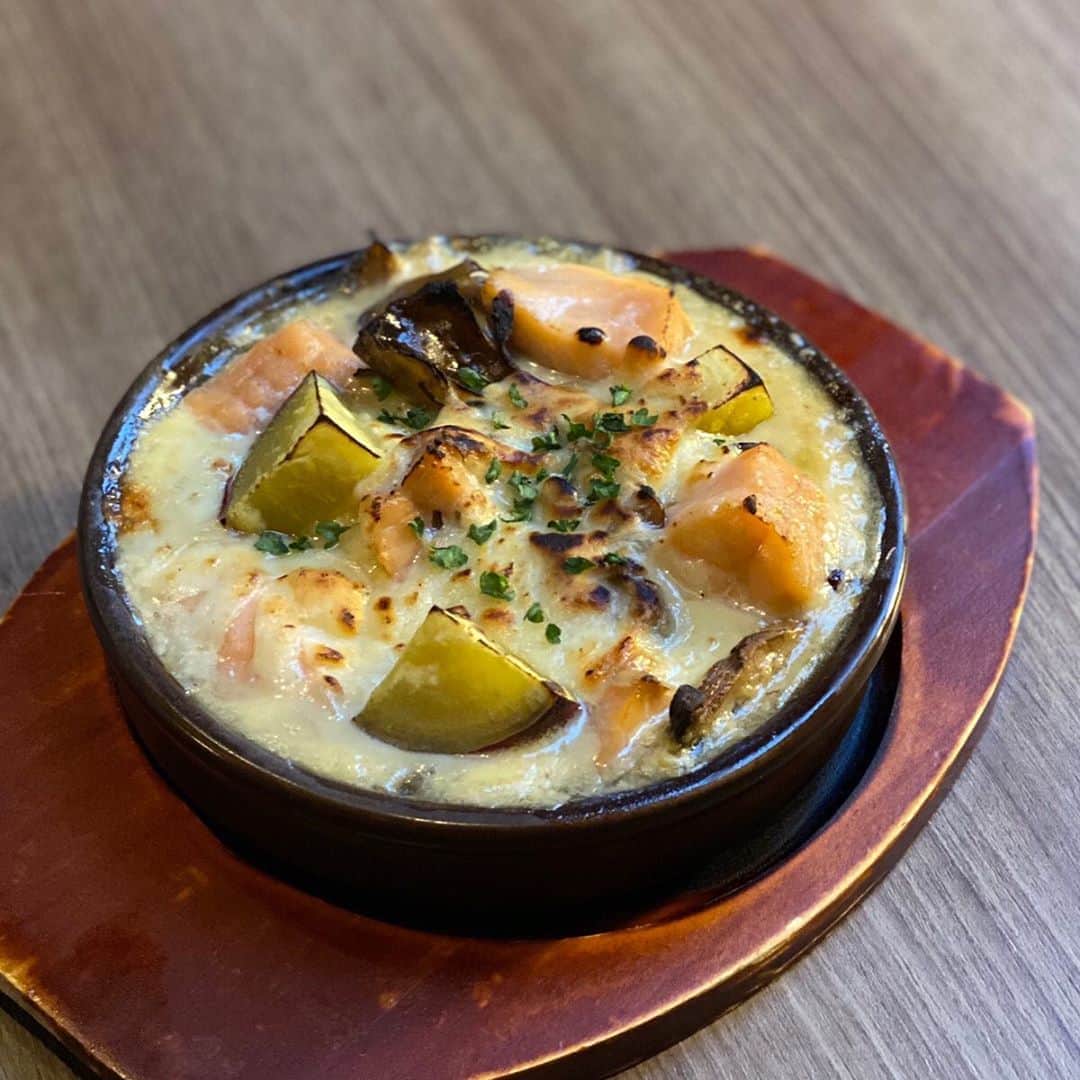 T.G.HEARTH TGハースのインスタグラム：「こんにちはハース恵比寿店です🤓﻿ 台風直撃はしないみたいですね✨﻿ 今日も元気に営業していますのでスタッフ一同皆様をお待ちしております👍﻿ ﻿ ﻿ テイクアウト限定チキンのご案内↓↓↓﻿ 当店名物ロティサリーチキン1羽まるごと¥1980🐓﻿ ☎️03-6416-9830﻿ ﻿ ◆ガレット（YouTubeで動画も見れるよ‼️）﻿ https://www.instagram.com/galette.galette/﻿ ﻿ https://m.youtube.com/channel/UC4nVtquelZgXuDnXWpCQ9sg﻿ ﻿ ◆Uber eats・menu・出前館によるデリバリー﻿ 11:30〜21:00﻿ ﻿ ◆LINE@登録お願いします♪﻿ https://lin.ee/g0H4jc6﻿ ﻿ ﻿ 皆さまの笑顔に会えますように！💕💕💕﻿ ﻿ #ハース恵比寿店#代官山ディナー#代官山ランチ#恵比寿グルメ#恵比寿ビストロ#恵比寿ディナー#代官山グルメ #ハース #代官山テイクアウト#恵比寿ランチ#ガレット#チーズ#ロティサリーチキン#恵比寿ご飯#gotoキャンペーン#恵比寿ワイン#クレープ#渋谷ディナー#恵比寿チーズ#ローストチキン#渋谷グルメ#渋谷ランチ#渋谷チーズ#恵比寿カフェ#チーズケーキ#渋谷カフェ#恵比寿新聞#恵比寿ビール#チーズフォンデュ#恵比寿テイクアウト」