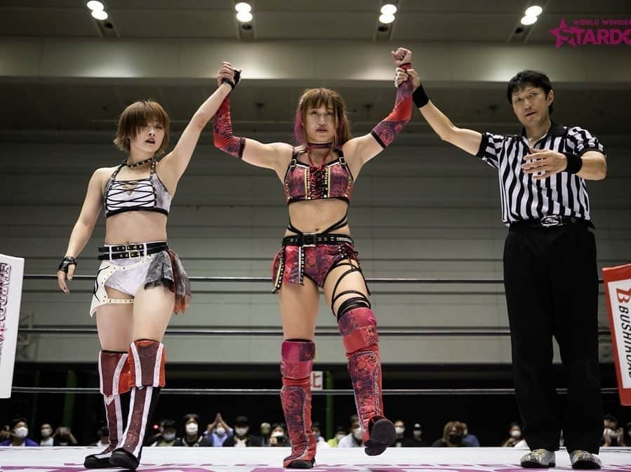 朱里さんのインスタグラム写真 - (朱里Instagram)「今日はなつぽいとタッグ✨  応援ありがとっ😊  #stardom #DDM #prowrestling」10月10日 16時19分 - syuri_official