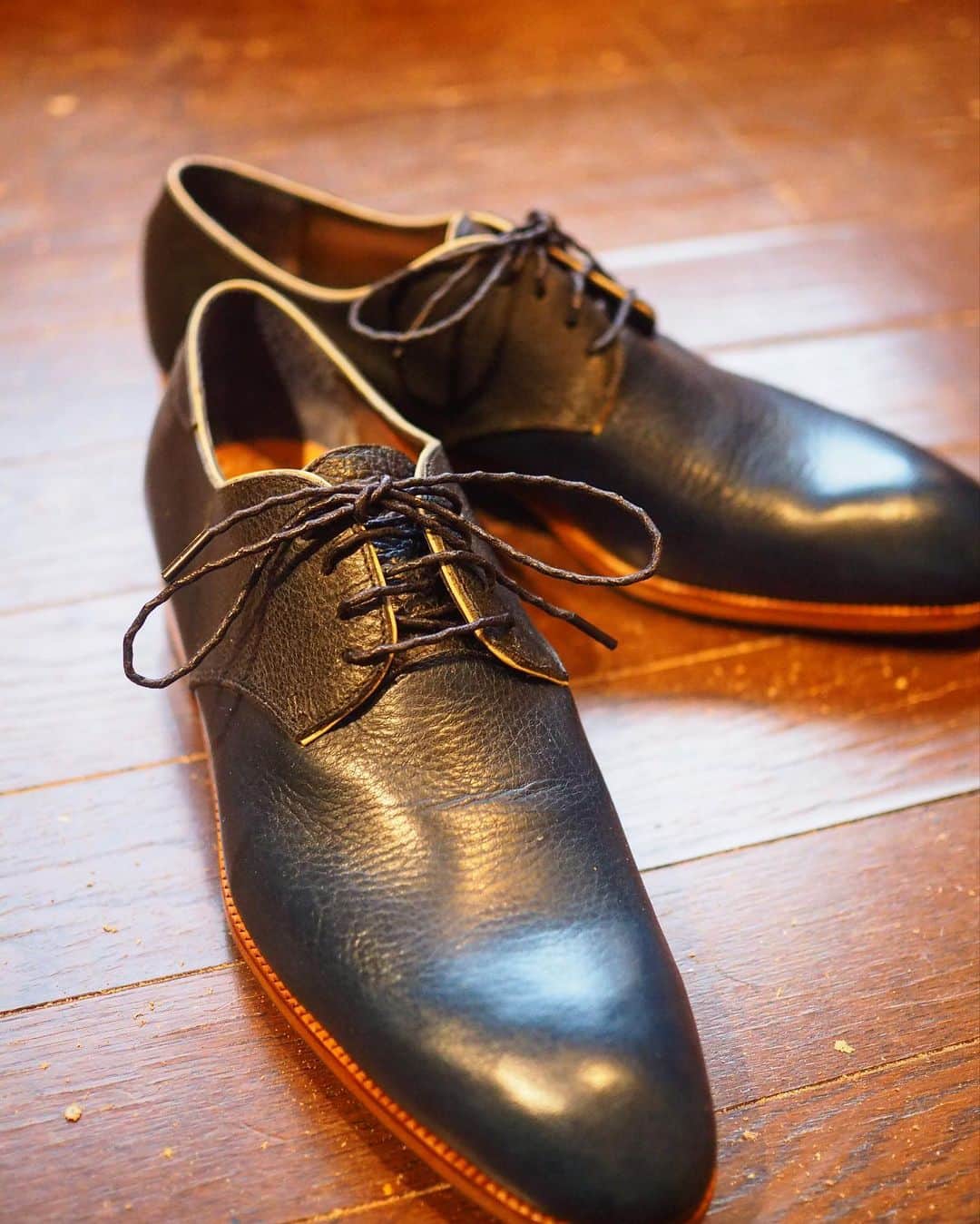 花田優一さんのインスタグラム写真 - (花田優一Instagram)「、﻿ 紳士用短靴﻿ ﻿ ジーンズを少し捲って﻿ この靴見せたら、とてもかっこいい﻿ ﻿ 紺と黒、さすが、合います。﻿ ﻿ ﻿ 寒くなってきたので、体調にお気をつけて。﻿  #shoes #craftsman #craftsmanship #yuichihanada #花田優一」10月10日 16時19分 - yuichihanada_official