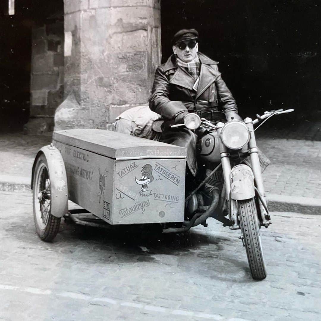 のインスタグラム：「Help me out who is this on his motorcikel with a mobil tattooshop in his sidecar」