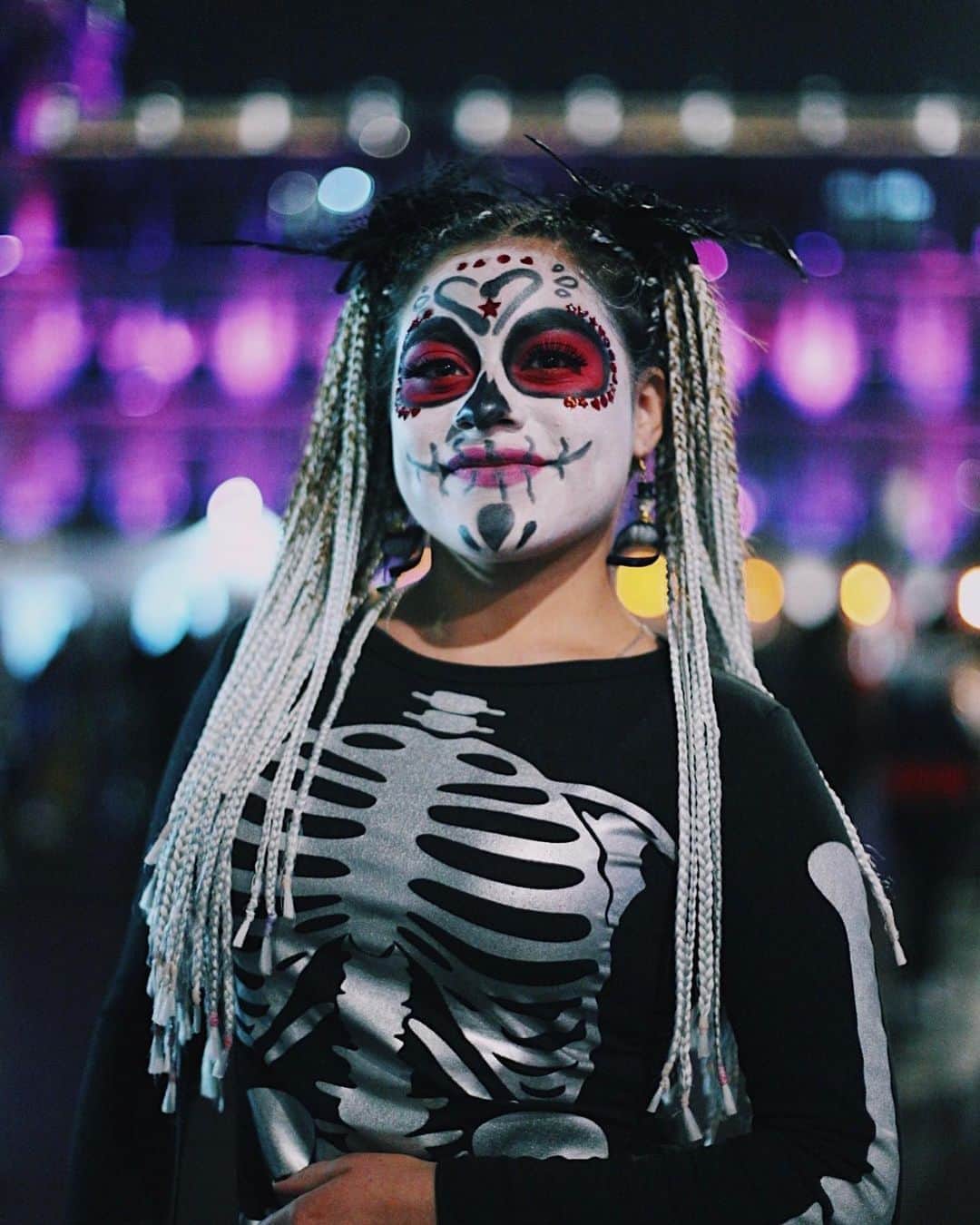 のインスタグラム：「Como seguramente no se hará nada de manera oficial (gracias Covid), decidí crear la #MarchaVirtualDeDiaDeMuertos 💀 le voy a rascar a ocho años (o algo así) de documentar ese día.  #Catrina #catrinamakeup #makeup #skullgirl #sugarskull #diademuertos #dayofthedead #mexicocity #elchadsantos #adorama #gettyreportage #magnumphotos #natgeo #catrin #adorama」