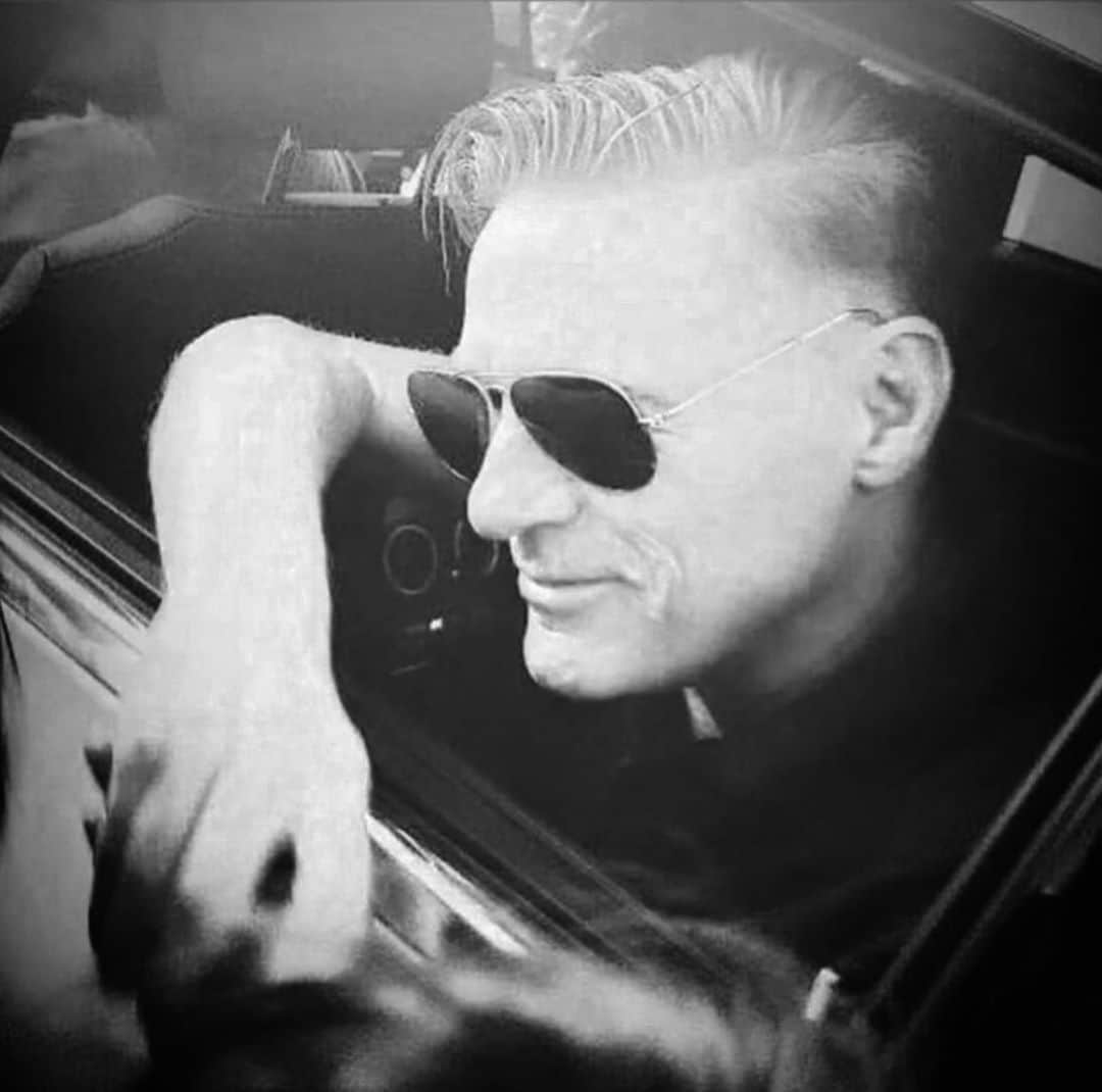 ブライアン・アダムスのインスタグラム：「Hanging out of the window, chatting with someone in Germany last year. #bryanadamsshinealight」