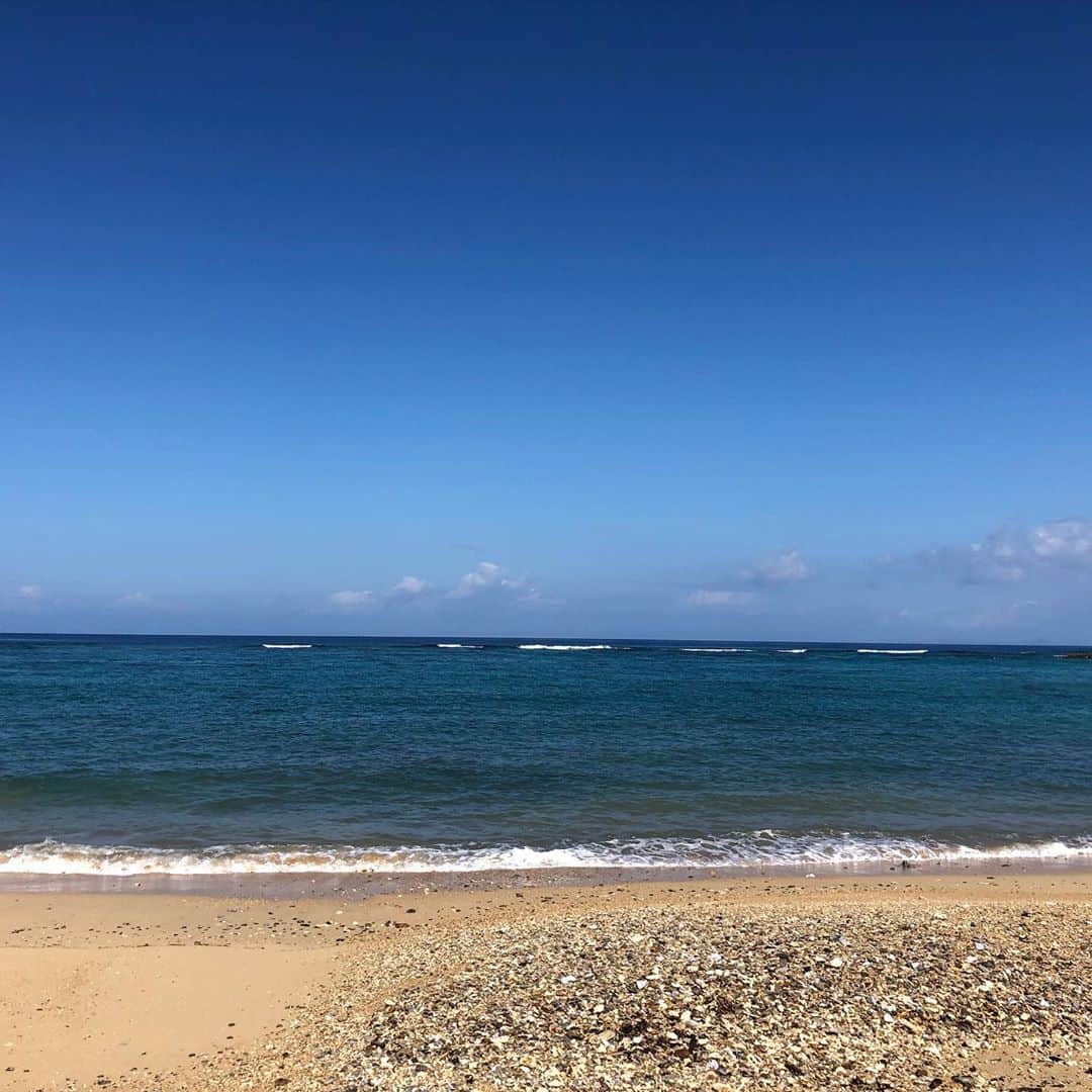 田中律子さんのインスタグラム写真 - (田中律子Instagram)「朝6時起きでサップヨガレッスンをした後は🌞  3時間もSUPサーフィン🏄‍♀️しちゃったー🙌いんやー、気持ちよかった🤩  土曜日のお昼に、私たち3人だけで貸切、途中風もなくなって面ツル🌊沖縄は、まだビキニ👙と Tシャツで海に入れると言う幸せ🌞  INFINITYのボードもかなり乗りこなせるよーになってきたー😭うれちー🤣　@infinity_sup  まだまだ修行は続くよどこまでも  #okinawa #okinawalife  #sup #supsurfing  #infinitysup  #beachlife  #beach  #supyoga  #海のある生活」10月10日 16時27分 - ri2kotanaka