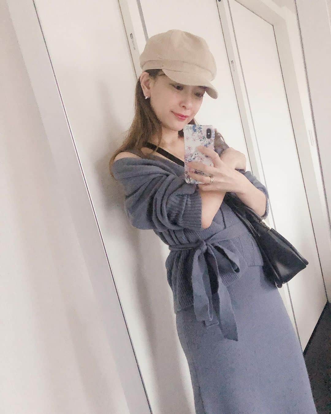 菊池かなこのインスタグラム：「. @fifth_store の #ソフトタッチキャミワンピニットアップ 🧶 今日みたいな寒い日にぴったり✨ 厚手のニットで キャミワンピとカーデのセット✨ 別々にも使えるし キャミワンピの中にタートルを着たてもすごく可愛い💕 7大人っぽいくすみブルーのマキシ丈 バッグは @editsheen_store のミニバッグ #サイドデザインスムースショルダー 👜 高級感もありすごく使える✨ . . ୨୧┈┈┈┈┈┈┈┈┈┈┈┈┈┈┈┈┈୨୧ #fifth  #fifthtl  #フィフス  #ソフトタッチキャミワンピニットアップ #EditSheen #エディットシーン #バッグ #BAG #カジュアル #トレンド #フェミニン　 #プリーツ #ワンピース #セットアップ #ニット #カーディガン #160cm以上コーデ #ワンピースコーデ #スカートコーデ #秋コーデ #ニットコーデ #セットアップコーデ #fashion #ファッション」