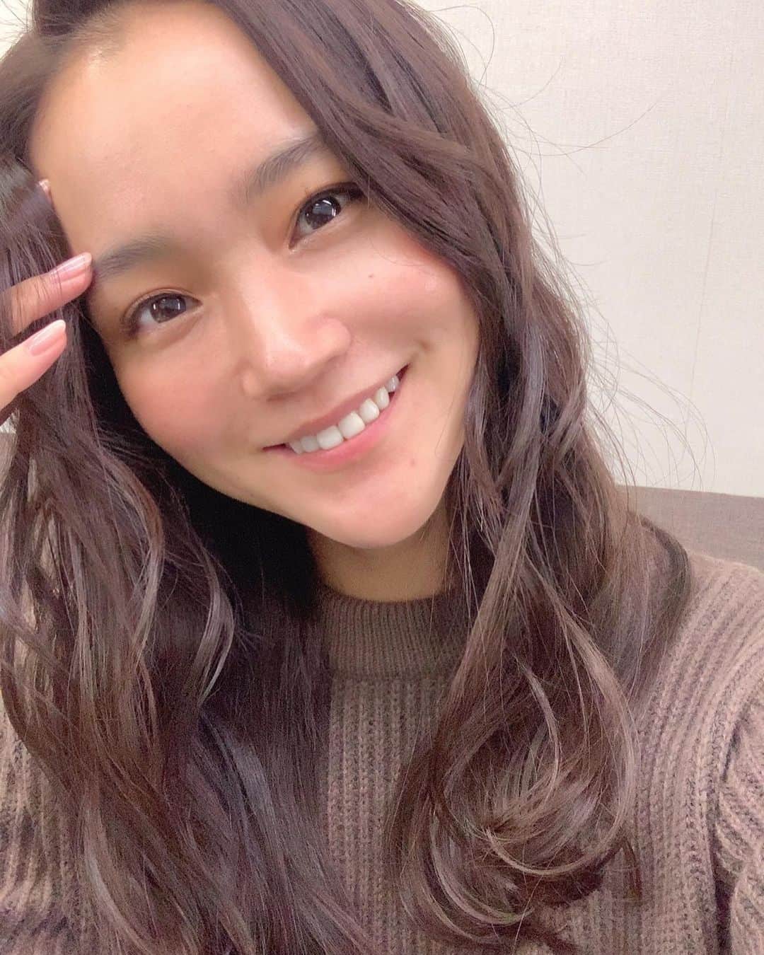 遠藤瞳のインスタグラム：「撮影でナチュラルメイク💄 . 季節の変わり目☔️🍃 夏の疲れも気になっていたので @yourkins_official の サプリを久しぶりに😌 普段から腸活を意識していますが たまにはサプリの力も お借りして菌活🙏 初めてのときは お肌にいる菌を調べてくれる パッチテストもしたよ！  今回は気になっていたパックも 初めてつかってみた🧖‍♀️ つけたときはサッパリ系かな？と思ったけど、 剥がした後はお肌がじゅんわり🥰 表皮の美肌菌を増やす乳酸菌と 美肌菌を最適に保つ 多くの潤い成分が配合されていて、 お肌の菌のバランスを 整えてくれるんだそう✨ 翌朝もモチっとしてた👍 気になる方はホームページも チェックしてみてください😊 https://yourkins.com/  これからどんどん冷えて⛄️ 乾燥しやすい季節に なっていくから 身体にもお肌にも 優しい自分でいよう😌💕  #菌ケア #菌活  #腸活  #pr」