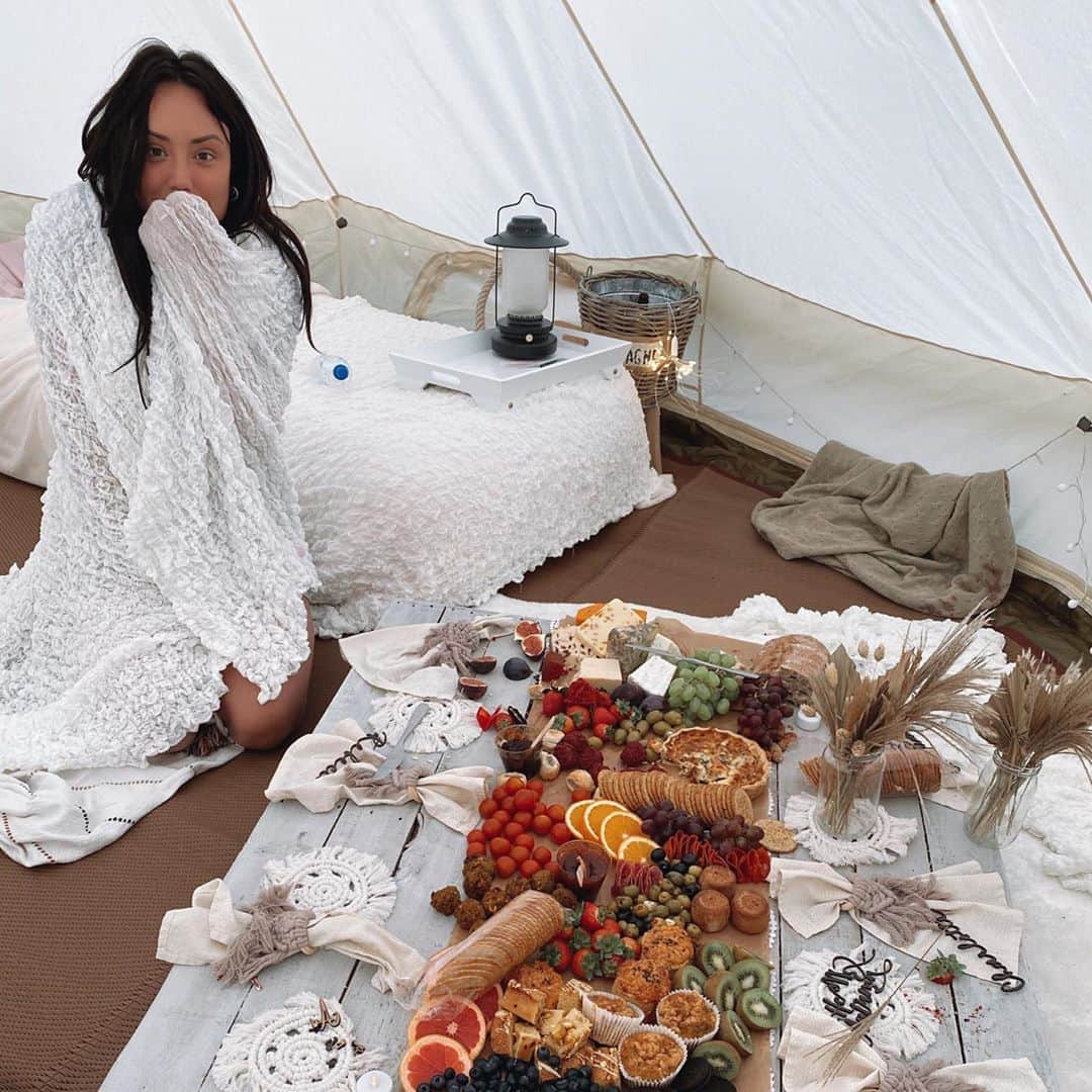 Aka SCUBA CHARLOTTEさんのインスタグラム写真 - (Aka SCUBA CHARLOTTEInstagram)「The morning after, feeling slightly Feral and at one with the wilderness after a refreshing night in the garden 😂⛺️ Want to thank @itspartyboutique for setting this all up the cutest little tepee night ever 😍 and the platter that was organised by @the_graze_guys was absolutely SPECTACULAR 😍😍😍 give their pages a follow, it’s a great little night to organise seen as we can’t actually get out and enjoy ourself much anymore ❤️ #Gifted」10月10日 16時59分 - charlottegshore