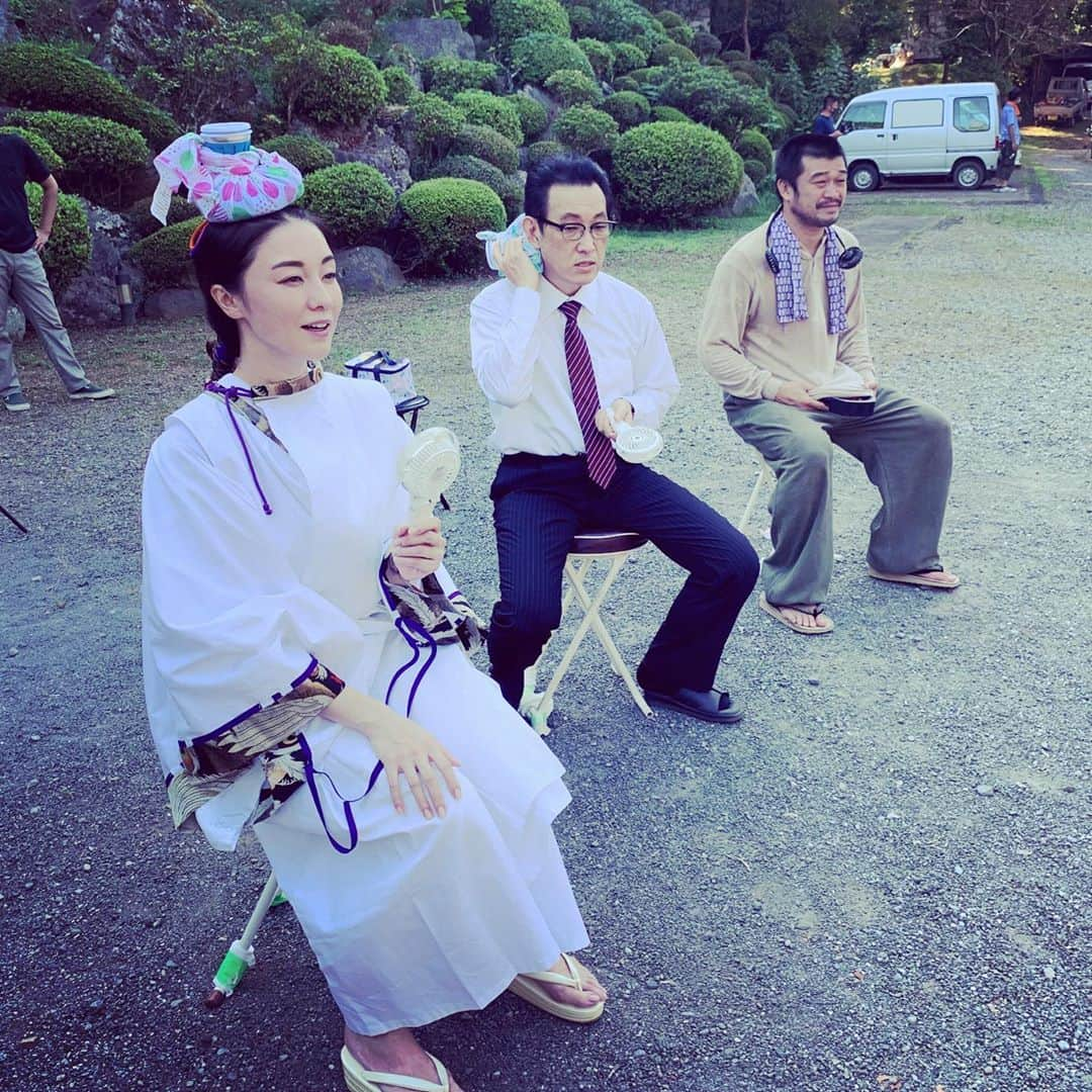 伊藤歩さんのインスタグラム写真 - (伊藤歩Instagram)「NHK総合『タリオ 復讐代行の2人』 第2話に女教祖役で出演させて頂きます。 これまた癖が強めな役で気に入っております🔥  竹原ピストルさん、阪田マサノブさんとのオフショット 猛暑の中での撮影でしたが笑いの絶えない現場でしたw 2枚目のピストルさんのピチピチ笑顔✨かわゆい  放送は来週10月16日(金)22:00〜22:45 お時間がありましたら是非❗️  《あらすじ》 正義感の強い元弁護士（浜辺美波）と怪しげな詐欺師（岡田将生）がタッグを組み、事情を抱えた被害者からの依頼を受けて悪人に復讐するドラマ。第２話は妻を呪い殺された和紙職人（竹原ピストル）の復讐話。男が住む村は昔から信仰心にあつかったが、ある日女教祖（伊藤歩）が現れ、不思議な力で村人たちを帰依させた。だが意に従わなかった男の妻を呪い殺した、復讐してほしい、と頼むこむ。真実と黒岩は二人で村に乗り込むが…。  #タリオ復讐代行の2人 #nhk #ドラマ #癖が強い  #女教祖 #竹原ピストル さん #阪田マサノブ さん #伊藤歩」10月10日 16時52分 - ayumi__ito