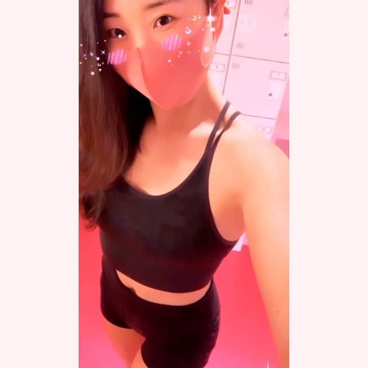 のインスタグラム：「2枚目も見てね🤣(目が怖いよ👀) . ポールトリック、まだ全然出来ないけど、始めた頃に比べたら上達のスピードが上がってきたの😍 . 頭の中で動きが想像できるようになったり、ポールダンスに必要な筋肉が育ってきたり、身体の使い方がうまくなったり… 色々なことがアップデートできてる💪 . 筋トレに飽きたけど(←おいおい)、ボディメイクしたいし、でも有酸素は嫌いだし、ヨガとかピラティスも違うんだよな〜って迷ってた時、 ポールダンスやってみよ！と思いついて本当良かった😊 毎週毎週とても楽しい❤️ . 出来ないことが多すぎて、まだまだ上が遠すぎるのも、とても良い❤️ . . . .  ウエアは上下ともにマイプロテイン   #myprotein紹介コード #マイプロテイン紹介コード #マイプロ紹介コード はプロフィールから❤️ . #今日のポールトリック #今日のポールダンス #poledance #パン好きトレーニー #healthylifestyle #healthybody #健康美 #naturalbeauty #自然体 #ボディメイク#bodymake #フィットネス #fitness #fitnessgirl #筋トレ #筋トレ女子 #体型記録 #ダイエット#diet #痩せたい #メリハリボディ#fitnessmodel #フィットネスモデル#お尻トレーニング #peach #美尻 #美容」
