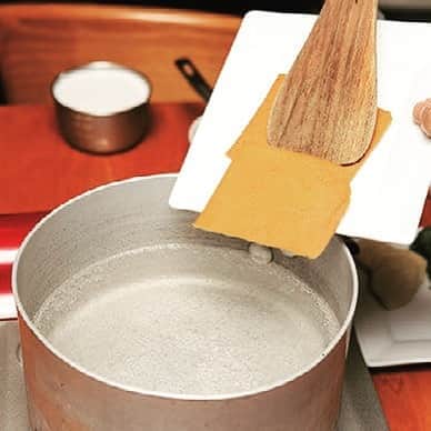 Cooking VERYさんのインスタグラム写真 - (Cooking VERYInstagram)「#鍋レシピ 【Kitchen鈴木さん家のトムヤムクン鍋】  急に気温が下がり、そろそろ鍋レシピも 充実させていきたいところ。  こちらは、何年も前になりますが、 西麻布のベトナムレストラン「Kitchen」 @kitchen.nishiazabu のシェフ、 鈴木珠美さんに教えていただいた、 お家でできる本格トムヤムクン鍋です。  具材はお皿に盛っていつもの鍋スタイルでOK。 辛味はピーナッツをかけるとマイルドになり、 お子さんにはペーストを入れる前の だしのきいたスープでも美味しくいただけます。  スタッフやモデルさんも大好きな「Kitchen」、 年内は店舗はお休みですが、 毎週お取り寄せやテイクアウトができ おうちでKitchenができるチャンス。  人気のきのこ鍋も販売に向けて 絶賛試作中とのこと。楽しみですね♡  詳しくは @kitchen.nishiazabu  のプロフィールから、または kitchen-nishiazabu.stores.jp/　に！  #CookingVERY #VERY編集部 #VERYWeb  #ベトナム料理 #トムヤムクン #Kitchen#お取り寄せ#鍋 #キッチングラム#レシピ公開」10月10日 16時55分 - cooking_very