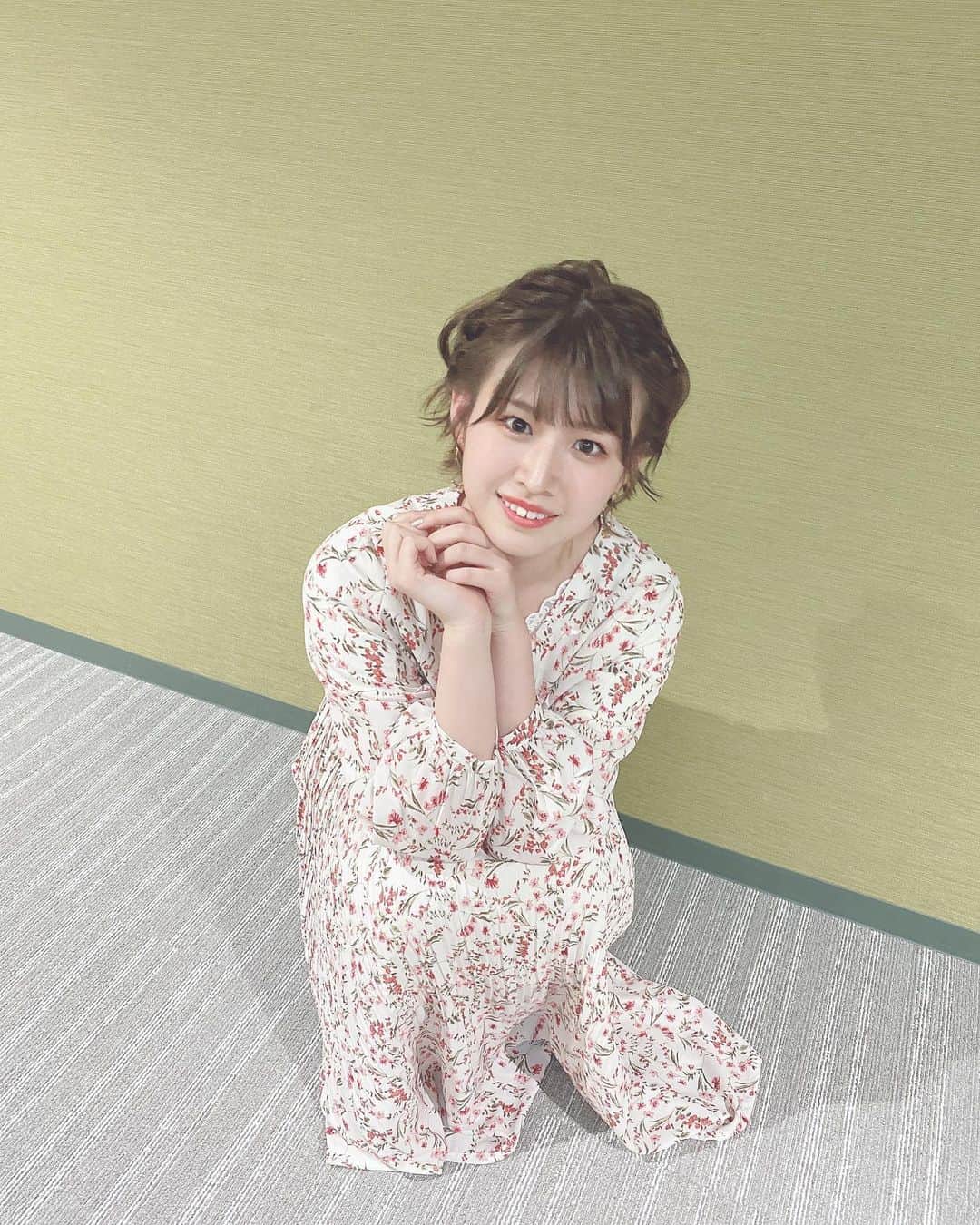 のインスタグラム：「今週はしゃがみっっ笑 . #サタデーウォッチン #衣装 #rewde」