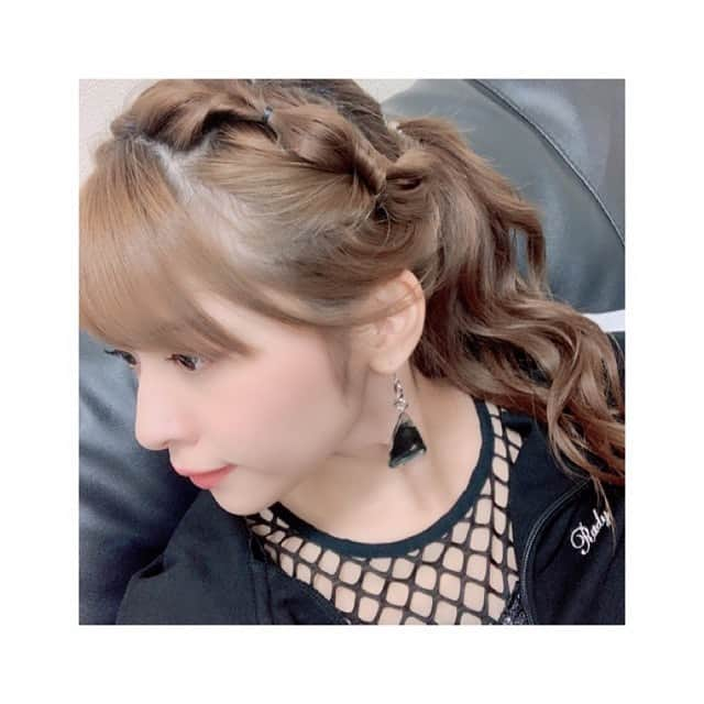 金澤朋子さんのインスタグラム写真 - (金澤朋子Instagram)「. . #今日の髪型  #今日のジャージ  . #juicejuice #金澤朋子 #JJDay  #メイクさん #ありがとうございます #Rady  . 2公演目も頑張ります💪🏼🔥」10月10日 17時07分 - tomoko_kanazawa.official