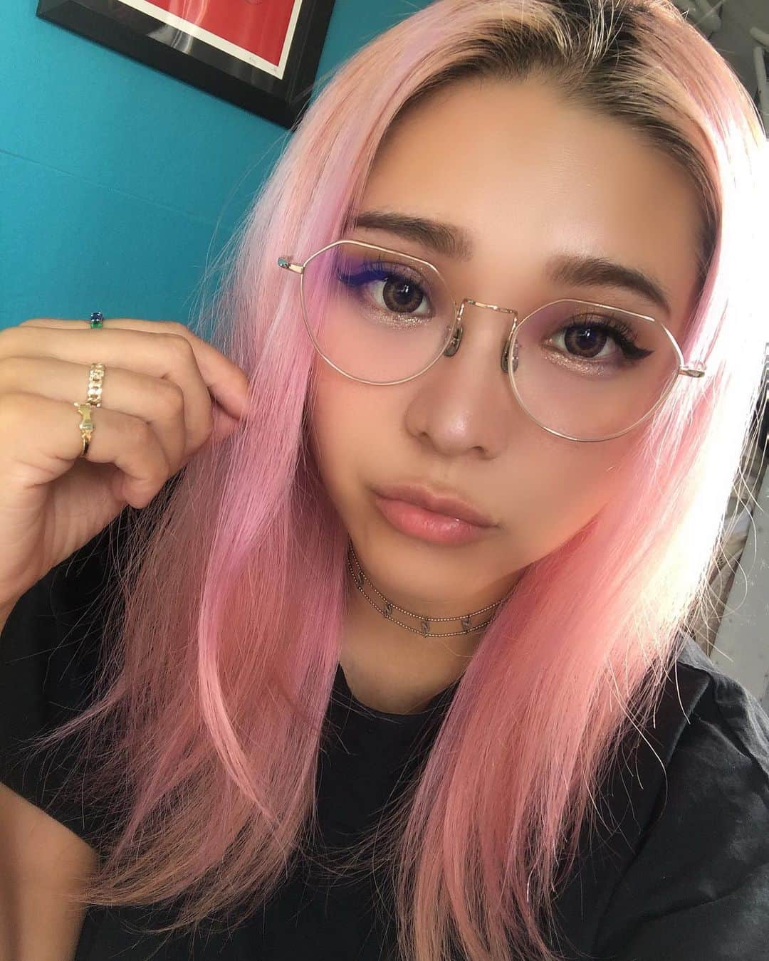 のインスタグラム：「NEW GLASSES👓 @owndays_jp  GOLDフレームの大人な眼鏡が欲しくて探してて、お家にいながらVRで選べるのが面白くて、owndaysで買ってみた🤓✨ 象に踏まれても壊れない🐘っていうコンセプトらしくて、アリエルに掴まれたり、投げられたりしても、丈夫で良さそうだから👶🏽✨✨ ずっと着けるものだから、せっかくだし、レンズもブルーライトカットレンズにしたよ💻👩🏼‍🏫💎💎 軽くて着けやすいし、良かった😆✨✨ ついでにラベンダー フレームのサングラスもGET💜😂😛 眼鏡とサングラス大好き😎✨ #owndays #glasses #sunglasses」