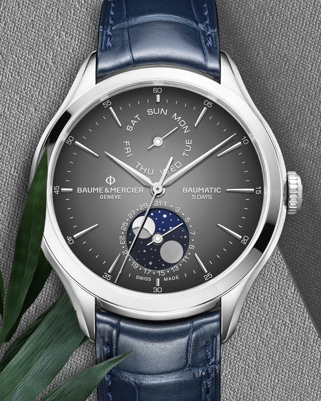 ボーンメルシーのインスタグラム：「Come day or night - make your way out the jungle with the Clifton Baumatic.  -- Clifton Baumatic 10548 42mm, In-house movement, Day-date,  Moon-phase, Alligator strap. ⁣ -- #baumeetmercier #cliftonbaumatic #swissmade #inhousecaliber  #luxurywatch #watchoftheday  #watchesofinstagram  #timepiece」