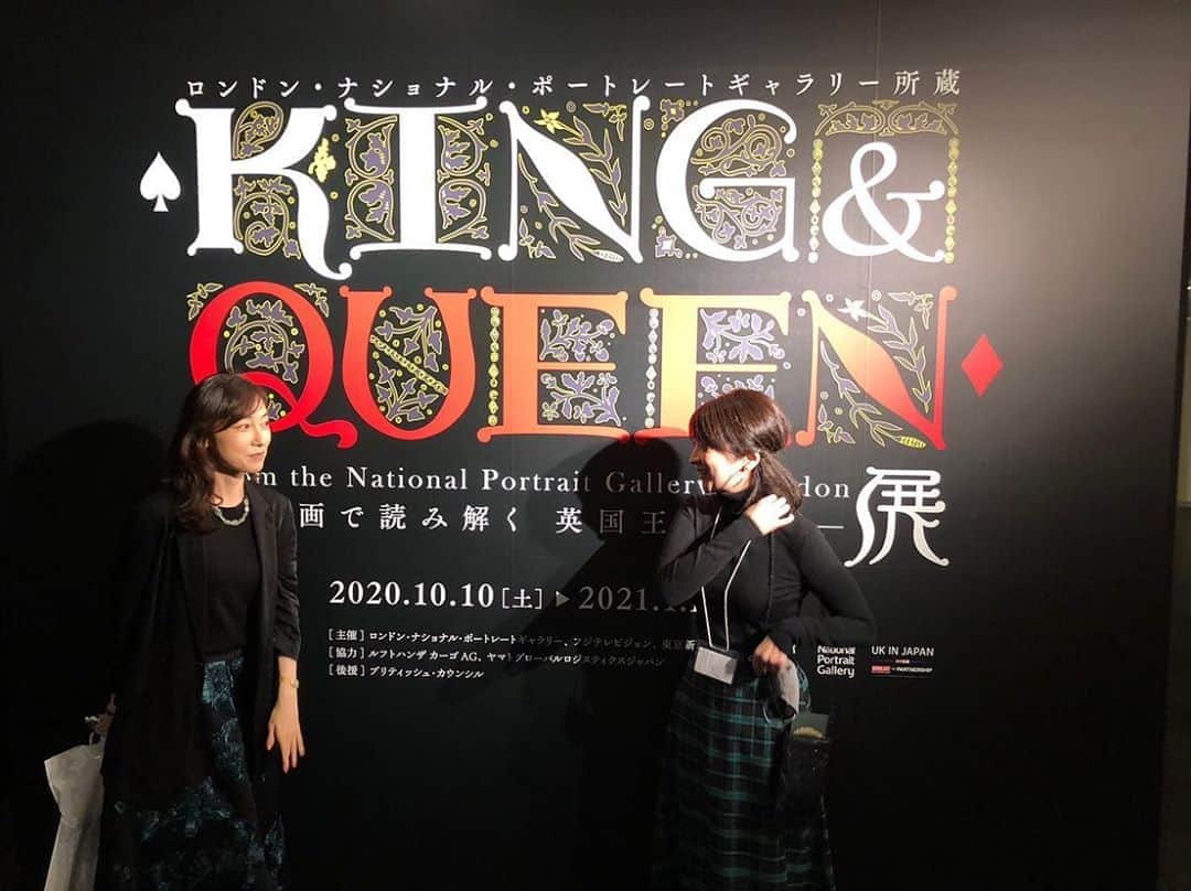 小橋めぐみのインスタグラム：「「物語」の国、英国には肖像画専門の美術館（ナショナルポートレイトギャラリー）があるそう。 本日開幕の、「King & Queen」展では、その美術館所蔵の、英国王室ファミリーの肖像画や肖像写真を展示。 1枚の肖像画に秘められた物語を堪能しながら、富と権威の象徴から庶民化してゆく過程を、その歴史を肌で感じる稀有な展覧会。 今、Huluで「ヴィクトリア女王　愛に生きる」を見ているのですが、やっぱり肖像画がよく出てくるなぁ、と。 英国王室の魅力を、いつもたっぷり語ってくれる、麻衣さんと。 ブラック×グリーンコーディネートが、偶然お揃いだった昨日。 グッズ売り場の1点モノのコーナーから、しばらく離れられなくなった2人。悩みに悩んで、お互い1点ずつ購入。 ★ 「King & Queen 展　 名画で読み解く英国王室物語」 ★2020 年10月10日〜2021年1月11日まで ★上野の森美術館 ★日時指定です ⭐︎内覧会につき、許可を得て撮影 #kingandqueen展 #キングアンドクイーン展 #上野の森美術館」