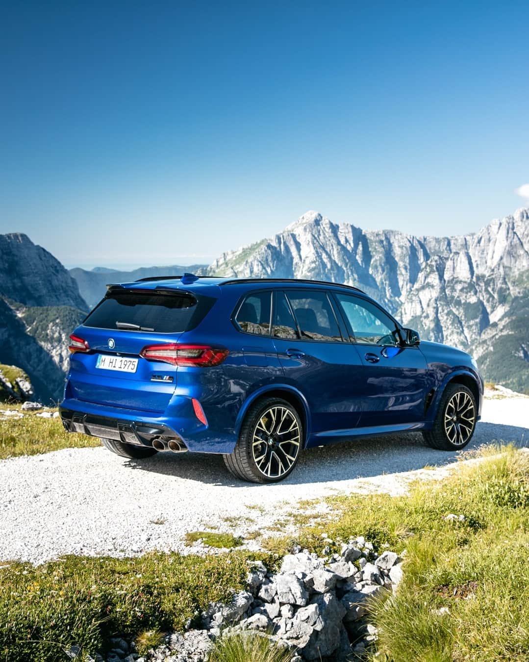 BMWのインスタグラム：「Conquering unknown heights.  The BMW X5 M.  #TheX5M #BMW #X5M @simninja_photodesign @bmwm  __ BMW X5 M Competition: Fuel consumption in l/100 km (combined): 13.0–12.8. CO2 emissions in g/km (combined): 296–291. Further information: www.bmw.com/disclaimer.  	 Acceleration (0-100 km/h): 3.8 s. Power: 460 kW, 625 hp, 750 Nm. Top speed (limited): 250 km/h (with optional M Drivers Package: 290 km/h).」