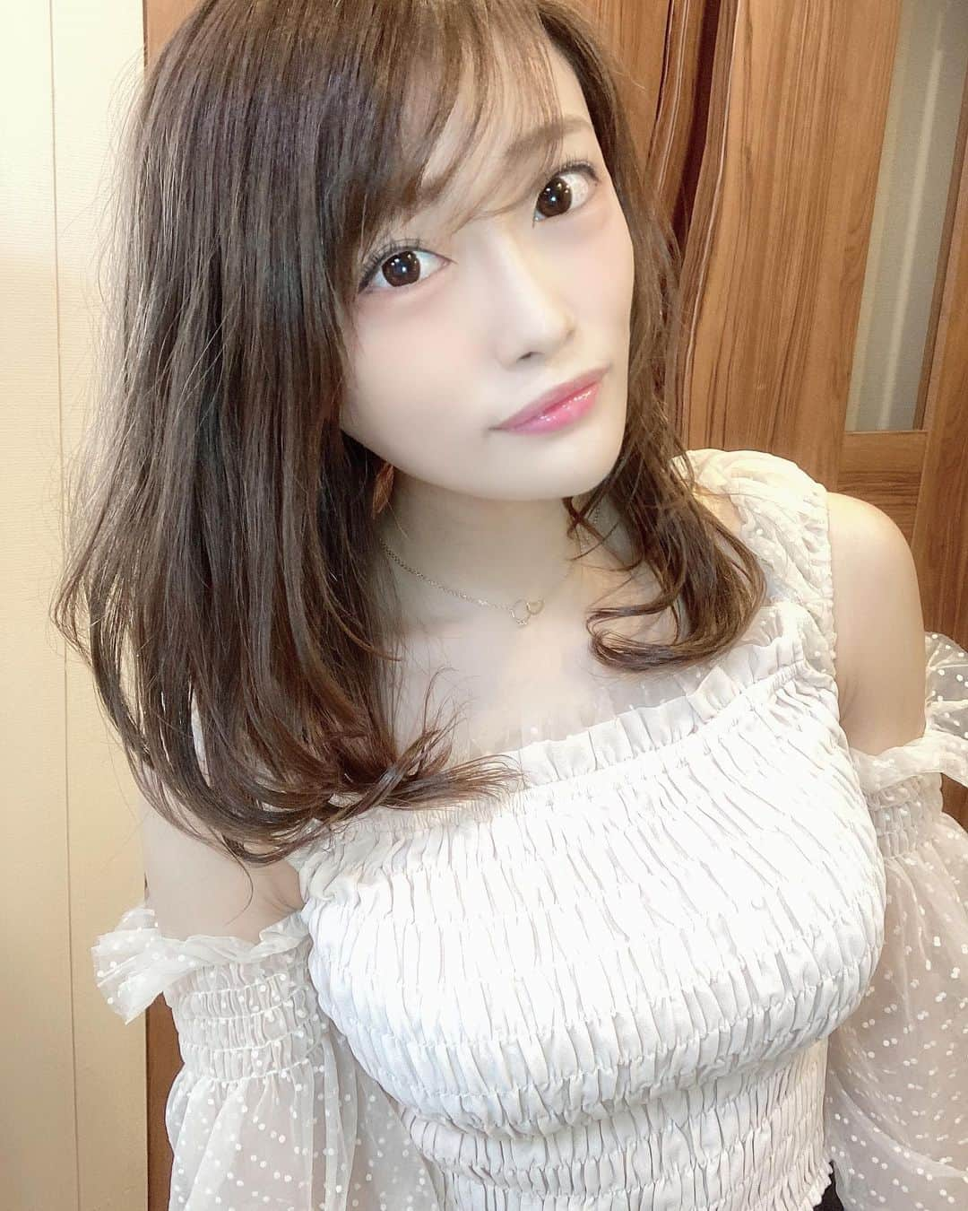 七瀬ひなさんのインスタグラム写真 - (七瀬ひなInstagram)「こないだちはるんとお家で語るだけの予定じゃったのに、語り足りんくて結局ひなん家でお泊まり会👩‍❤️‍💋‍👩 久々にしたの！！！ たのしかったし、やっぱりちはるんはほんとにいい子すぎていい子すぎる… すき🥺❤️❤️ このペンギンくんはひながこっち来てからずっと一緒におるけど、 デビュー作のデートで品水行った時に劇中で買ってもらった思い出深いぬいぐるみの『ペン太』くんなのです(｡･ө･｡)💓 ちはるんはすごい気にいってくれててずっとお膝の上か抱きしめてた(*´ω`*)💕 ペン太よかったねえ(｡･ө･｡)❤️笑  CBDのスムージーもクレンズジュースも久々に飲めて嬉しかったし、なによりリュック背負ってるちはるんが小学生みたいでほんとかわいなあ🤣💋 沢山語れてたのしかったです！！！  そして！ ちはるんと仲良いんでしょ？って共演させてくださった、グローリークエストさんからのふたりでの共演作！”姉妹どんぶり”が15日発売じゃけん、ぜひよろしくお願いしますー🥰  #七海ひな #宮沢ちはる #ひなペン #宮沢家 #お泊まり会 #共演作 #グローリークエスト さん #すき」10月10日 17時02分 - piyo0717