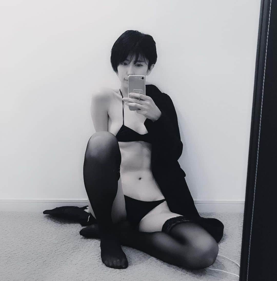 乃亜のインスタグラム：「I long for human touch in the cold season❤︎」