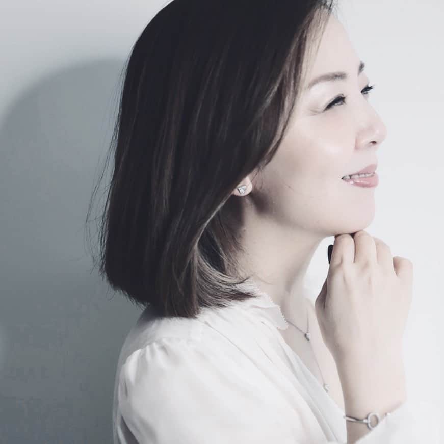 のインスタグラム：「年齢には勝てないと感じることも﻿ 増えてきている今日このごろ。﻿ ﻿ ﻿ 過去の生きざまが、﻿ 今の顔になっている。﻿ キャー(ﾟoﾟ;;﻿ ﻿ ﻿ 大丈夫か私　笑笑﻿ ﻿ ﻿ 20代をどう過ごしたかが、﻿ 30 代の私の顔になり、﻿ 40代を彩り、、、﻿ ﻿ ﻿ 50代の今の顔となっている。﻿ ﻿ ﻿ 20代からずっと続けている10のリスト﻿ ・体力向上のための適度の運動﻿ ・1日1回サラダ﻿ ・腸内環境を整える﻿ ・柔軟なマインド(枠を外す)﻿ ・成長することを意識﻿ ・脱ファンデ﻿ ・肌質にこだわる﻿ ・年齢による制限を持たない﻿ ・大好きと思うことをたくさんする﻿ ・魅せ方研究﻿ ﻿ ﻿ いつも自分らしさを追求して、﻿ バージョンアップさせ続ける事が、﻿ 大事かなぁって思う。 ﻿ ﻿ 「年齢は重なるもの」﻿ ﻿ ﻿ ずっと同じ魅せ方では、﻿ 毎年“痛い“が重なる　(ﾟoﾟ;;﻿ ﻿ ﻿ ﻿ 内面の成長を、﻿ 外面に魅力的に醸し出し、﻿ 魅せていく。﻿ ﻿ ﻿ バージョンアップ⤴️﻿ ﻿ ﻿ これ、恋愛も夫婦も、仕事も、﻿ 全てにおいて大事だなぁって思う。﻿ ﻿ ﻿ どのエリアも パーソナルブランディングし続ける✨﻿ ﻿めっちゃ大事だなぁ ﻿ ﻿ -----------------------------------------﻿ Diploma class﻿ ・24期 2020年9月 平日クラス(満席﻿ ・25期 2020年9月 週末クラス(満席)﻿ ﻿ Diploma卒業生向け﻿ ・10月開講　13期Masterクラス（満席）﻿ ・  9月開講　3期スキルアップ講座(満席)﻿ ﻿ Business 講座﻿ ・10月　2期　b-school (満席)﻿ ﻿ 個人セッション﻿ ・メンタープログラム(満席)﻿ ﻿ @hirokograce プロフURLより﻿ ﻿ ﻿ ♦︎ Online Salon ﻿ オンライン上で学べる Grace サロン﻿ @hirokograce プロフURLより﻿ ﻿ ♦︎ 継続メンタープログラム  3ヶ月待ち﻿ 空席募集は、プロフURLより﻿ 無料メールマガジンにご登録ください﻿ ﻿ 著書：﻿ 夫を最強のパートナーにする方法（大和書房）﻿ やめたら幸せになる妻の習慣（Wave 出版）﻿ 愛され妻の習慣（Wave 出版）﻿ ﻿ ▶︎ ブックアカウント ﻿ @hirokograce_books ﻿ ﻿ ﻿ #ライフコーチ #セッション #ワークショップ #セミナー #心 #自分磨き #ポジティブ #自分 #人間関係 #夫婦 #ハッピー #ワクワク#仕事 #人生 #子育て #ママコーデ #ママライフ #la #旅 #今日のファッション #花のある暮らし #笑顔 #おしゃれ #名言 #本 #ライフスタイル #パーソナルブランディング#ボブ #海外生活 #美容﻿ ﻿ ﻿」