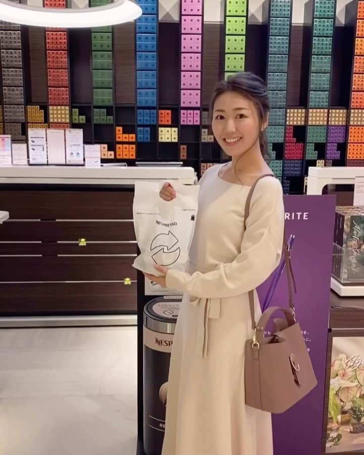 のインスタグラム：「おはようございます♪ ネスプレッソのリサイクルバッグにカプセルが溜まり、 新宿高島屋にあるネスプレッソの店頭で回収してくれるので、 実際に行ってきました🙌🏻  簡単だし買い出しついでにポンと入れるだけなのでこれからも続けていきます♪  ネスプレッソの環境への思いやりを素敵だなと感じ、 こうした活動を実際に行動する事が出来て、 1人1人のほんの少しの意識でゴミが減ったり、 ゴミにしかならなかったものがリサイクルされて活用出来るものに生まれ変わるんだと実感し、  こうした行動を続けていこうと改めて思いました✨  #おいしさをつなごう #Nespresso #PR #リサイクル #リサイクルプログラム @nespresso.jp #ネスプレッソ  #サステイナビリティ」