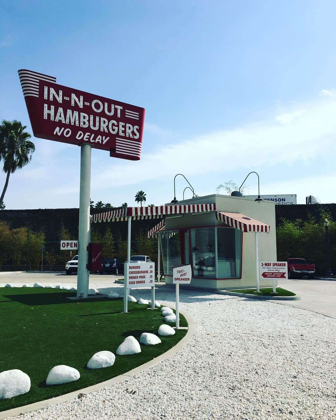 空まどかさんのインスタグラム写真 - (空まどかInstagram)「The first IN-N-OUT store for the first time!!  日本から友達が来た時くらいしか食べないインアンドアウトを久々に😋なんでかって第一号店に遊びにきたから！！近くのグッズストアが目的だったんだけどね。 第一号店はミュージアムみたいになってて今はそこでは食べれないんだけど、近くに食べられるお店があったのでそこで♫ 今や西海岸を中心に300店舗以上あるインアンドアウトは、1948年の創業当時はカリフォルニア初のドライブスルーだったんだって！第一号の看板をよく見るとハンバーガー25セント🍔😳‼️わお。 しかもわたし知らなかったんだけど、新鮮さと素材のこだわりを大事にしてるらしく、ポテトも注文してから野菜を切ってベジタブルオイルで揚げる、しかも冷凍庫も電子レンジもないんだって！ハンバーガーなんて全部冷凍で一緒だと思ってて本当ごめんなさい🥺🥺🙏 これでいつもめっちゃ並んでる理由がちょっと納得だなぁ✴︎ #innout #baldwinpark #losangeles #california #westcost #californiagirl」10月10日 8時16分 - sky_madoka