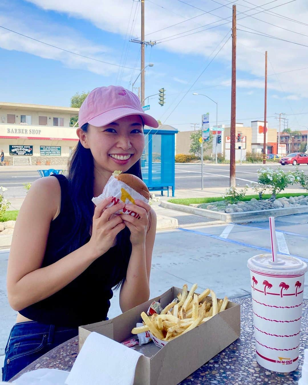 空まどかのインスタグラム：「The first IN-N-OUT store for the first time!!  日本から友達が来た時くらいしか食べないインアンドアウトを久々に😋なんでかって第一号店に遊びにきたから！！近くのグッズストアが目的だったんだけどね。 第一号店はミュージアムみたいになってて今はそこでは食べれないんだけど、近くに食べられるお店があったのでそこで♫ 今や西海岸を中心に300店舗以上あるインアンドアウトは、1948年の創業当時はカリフォルニア初のドライブスルーだったんだって！第一号の看板をよく見るとハンバーガー25セント🍔😳‼️わお。 しかもわたし知らなかったんだけど、新鮮さと素材のこだわりを大事にしてるらしく、ポテトも注文してから野菜を切ってベジタブルオイルで揚げる、しかも冷凍庫も電子レンジもないんだって！ハンバーガーなんて全部冷凍で一緒だと思ってて本当ごめんなさい🥺🥺🙏 これでいつもめっちゃ並んでる理由がちょっと納得だなぁ✴︎ #innout #baldwinpark #losangeles #california #westcost #californiagirl」