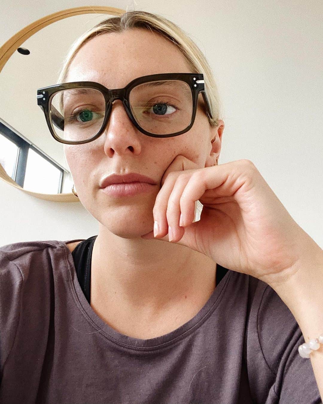 Estée Lalondeのインスタグラム：「Everyone I’ve ever met ever: “Hope you’re keeping well during these unprecedented times.”  Me: covered in dog hair」