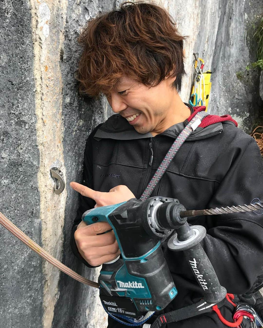 伊東秀和さんのインスタグラム写真 - (伊東秀和Instagram)「雨の日も雪の日も❄️  クライミングと出会って25年。常に新鮮な時間をありがとう！雪の日でも登る欲求はメラメラ🔥😁  登った後の日暮れも好きな時間🌟  そんな時間を一緒に過ごしてくれる仲間に感謝です✨ @raffinee_orientalbio @mammut_japan @camp1889 #climbing #climbinglife #climbingtrip #終わりのない #情熱 #探究心 #道」10月10日 8時21分 - hide9a2019