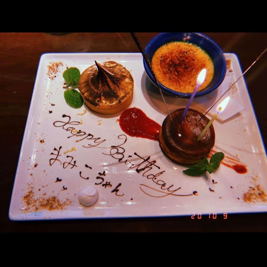 のインスタグラム：「. . 10.9（thankyouの日） 23歳になりました✨ . 私を産んでくれた母に感謝する日。 私を育ててくれた家族に感謝する日。 私に出会ってくれたみんなに感謝を伝える日。 ありがとう。 . 誕生日はやっぱり特別☺️💓 . 沢山のプレゼントとケーキを頂きました！  1枚目　部署の人からの誕生日プレート 2枚目　イケメンなみずかからのケーキ 3.4枚目 チームメイトからの素敵なメッセージとプレゼント 5枚目　ゆきさんからの気持ち溢れる可愛いプレゼント（全然ショボくないですからね🤣） . どれもめちゃくちゃ嬉しかった🥰 . . 23歳も全力で楽しんでいきます🌈🏃‍♀️💨 .」