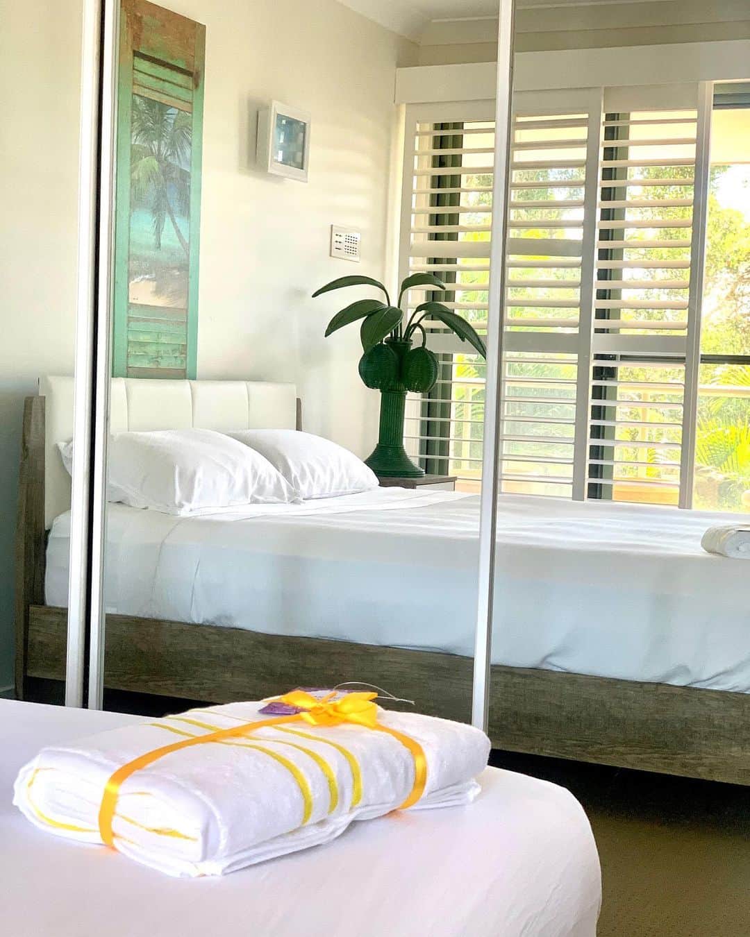 シャーニ・ヴィンソンのインスタグラム：「My bedroom is finally complete thanks to @levitylinen and their 100% organic pure bamboo bedding and towel set!  Order yours using promo code SHARNI.PROMO.AUS and get $30 off your purchase and free shipping express Australia and New Zealand wide!  #sacredspace #rest #relax #rejuvenate #bohodecor #bedding #linen #sleep #veganbrand #plasticfree #ecofriendly #ecohome #ecoliving #seeksimplicity #bedroom #bedroomdecor #bedroomideas #interiorstyle #bamboo #silky #soft #luxurious #bedsheets #towel #hypoallergenic #material #sleeptime 🛌」