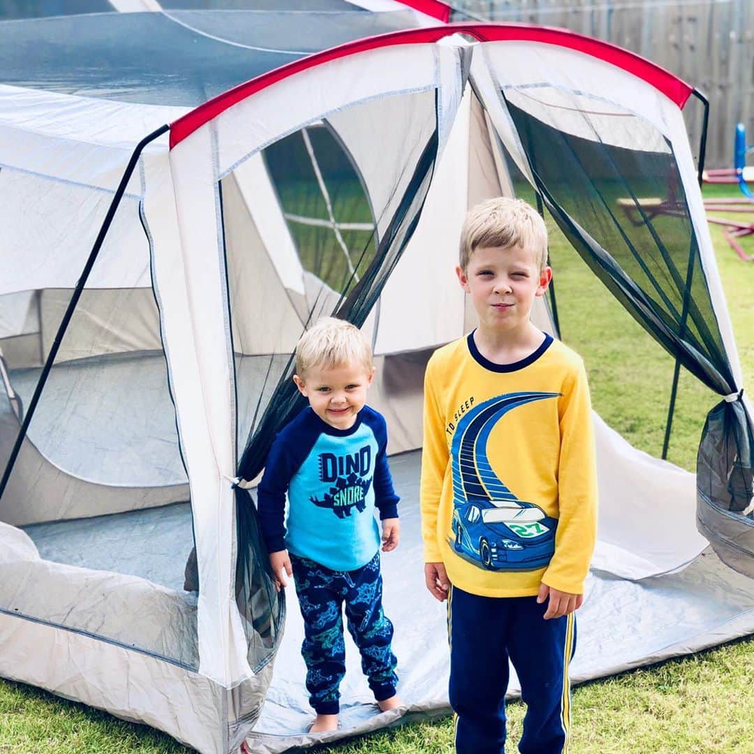 デリック・ディラードのインスタグラム：「🌟NEW VIDEO is up on our blog! Swipe up in my stories or click the link in my bio! . . 🍁We had a blast surprising the boys with a family campout coronavirus style. ☺️ . . #familycampout2020 #backyard #movienight🎬 #smores」
