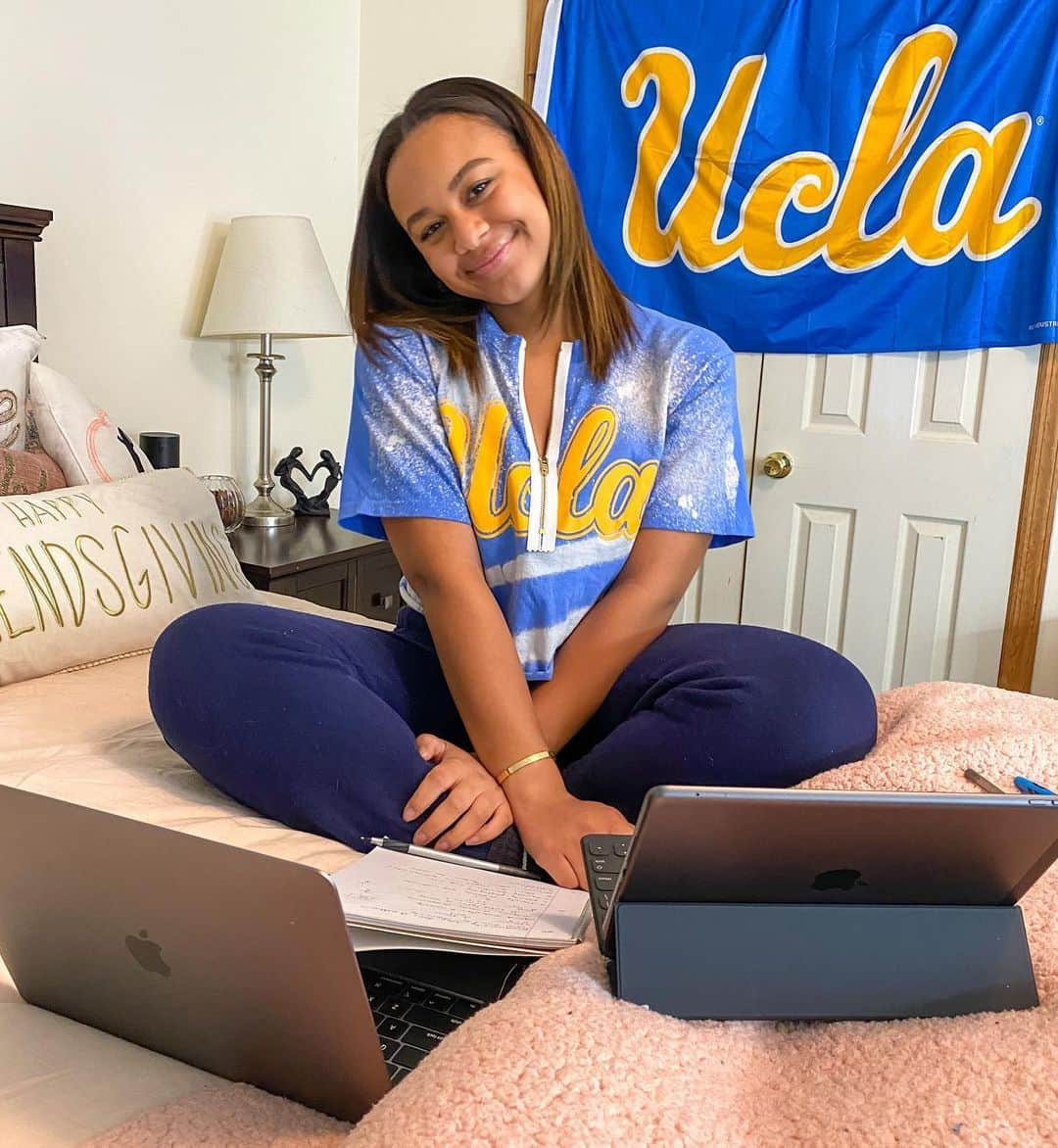 Nia Sioux Frazierさんのインスタグラム写真 - (Nia Sioux FrazierInstagram)「First week of college down!💙💛」10月10日 8時35分 - niasioux