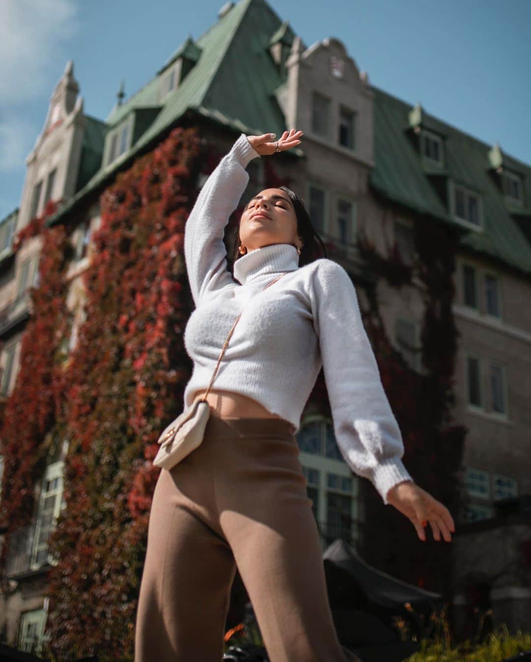 のインスタグラム：「Dile sí a nuevas aventuras! ➵ Este año ha sido muy complicado y estoy segura de que se pueden identificar con eso. Sin embargo, dentro de todo lo negativo pude rescatar algo de luz, mis nuevos amigos en Canadá. No los conozco de hace mucho pero nos tenemos tanto cariño que parece que nos conociéramos desde siempre. Decidimos hacer un viaje juntos y fue uno de los más divertidos! @lisahomsy es como mi alma gemela, siempre pensamos lo mismo! Todo el viaje nos vestimos casi igual y ni siquiera coordinamos! @markharrison4 es de los pocos hombres que conozco que de verdad te escuchan, desde que lo conocí se volvió mi terapeuta gratuito 😂 En este viaje, reímos, gritamos, lloramos, pero más que nada, conectamos a un nivel alucinante. ➵ Foto 1: Yo practicando mi pose para cuando salga en Vogue Foto 2: Lisa y yo combinando como siempre y sin planearlo Foto 3: Mark aguantando mis mil poses cada vez que tomamos una foto Video: Mark me convenció de meterme a un lago a 4°C (sufrí mucho) Foto 4: Tuve que quitarme toda la ropa mojada y quedarme desnuda en pleno bosque para secarme, ponerme ropa seca y no morir congelada. Sorprendentemente, después de salir del agua ya no tenía frío! No metí mi cabeza porque teníamos una caminata de 1 hora para volver al auto y me podía enfermar. Creo quiero hacerlo otra vez, tal vez con el auto más cerca y ahora si meterme por completo! 🥶」