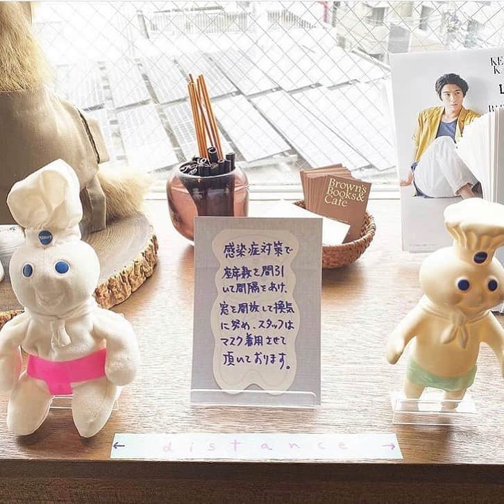 のインスタグラム：「Weekday is editing room of magazine #BARFOUT ! & STEPPIN’ OUT! . BUT! Weekend is Brown's Books & Cafe. Reading #book about music, movie, art. Of course! display buck number of BARFOUT! since 1992! saturday & sunday 13:00〜20:00 #shimokitazawa #tokyo #bookcafe #cafe  平日は #バァフアウト！＆#ステッピンアウト ! 編集部、週末はブックカフェ。#下北沢 #ブラウンズブックス＆カフェ、13時〜20時で営業。最新号＆バックナンバーと、カルチャー系古本を読みながらゆったりした時間をお過ごしを。本は販売も  #カフェ #電源 #wifi  #下北 #シモキタ #ブックカフェ #instacafe #cafelover #cafe #bookcafe #coffee #coffeetime #afternoon #brownsbooksandcafe #cafestagram」