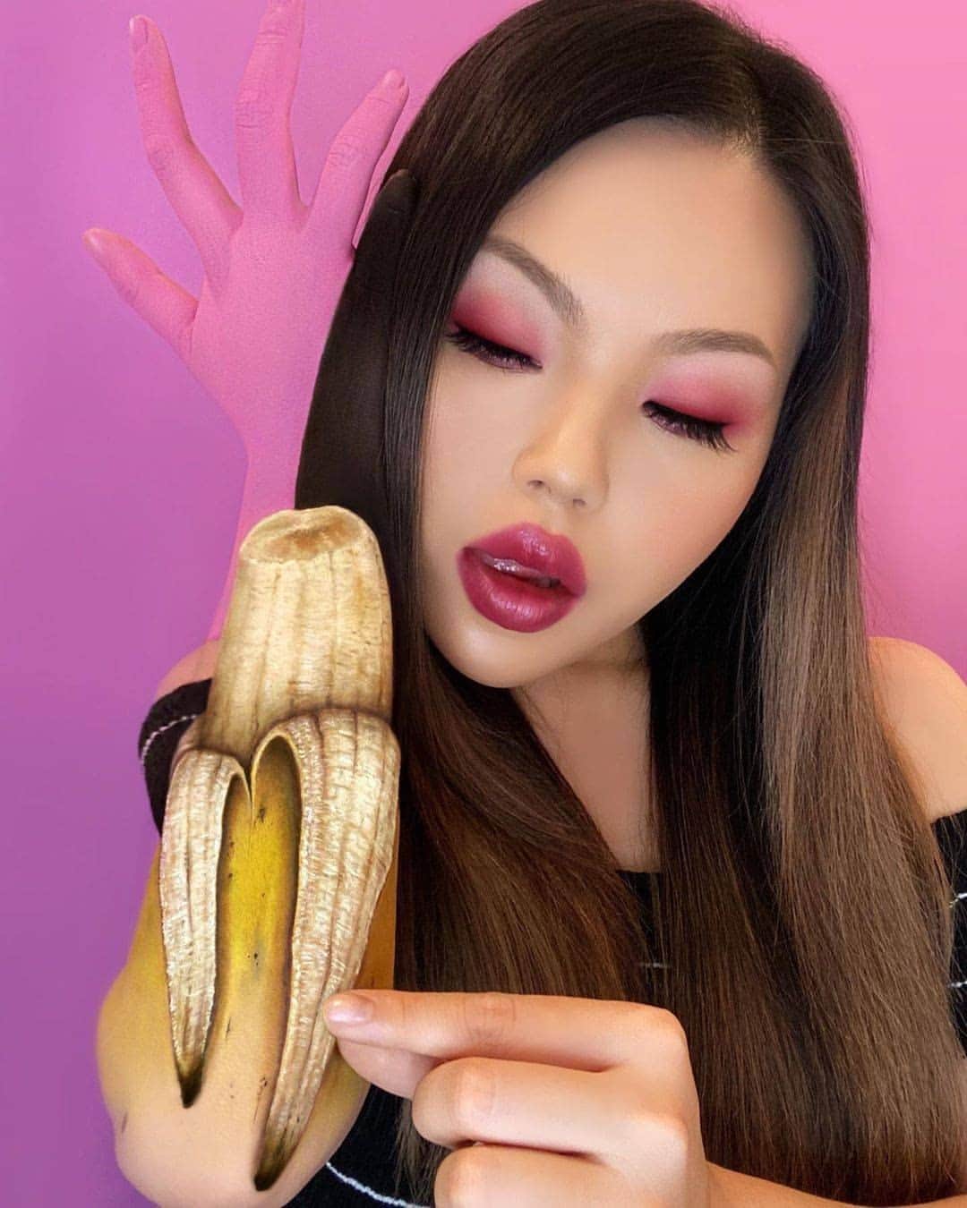 NYX Cosmeticsさんのインスタグラム写真 - (NYX CosmeticsInstagram)「Attn: Beauties! You don't wanna miss this! 📣 We'll be hosting a live ILLUSION MASTERCLASS next week with the illusion queen herself, Mimi Choi! 👑🎨 Join us live on Tuesday at 12pm PT as @mimles spills the tea one of her most popular illusions - BANANA SKIN! 🍌 We can't wait for Mimi to teach us how she references real objects to create her illusion makeup looks. ✨ So set your alarms, grab a banana, and let's get ready to learn from the best! ⏰ • #nyxcosmeticsdollhouse #nyxcosmetics #crueltyfreebeauty」10月10日 8時58分 - nyxcosmetics
