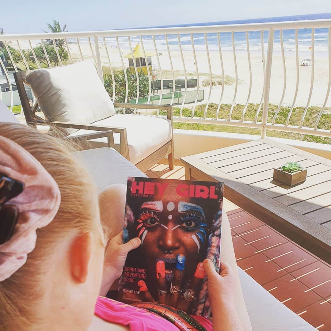 マデリン・スチュアートのインスタグラム：「Lazy Saturdays are the best. @heygirlmagazine  @kellybrownphotographer  @amerasmakeup  @bespoke_makeupandhair  @daryl_nakhair」
