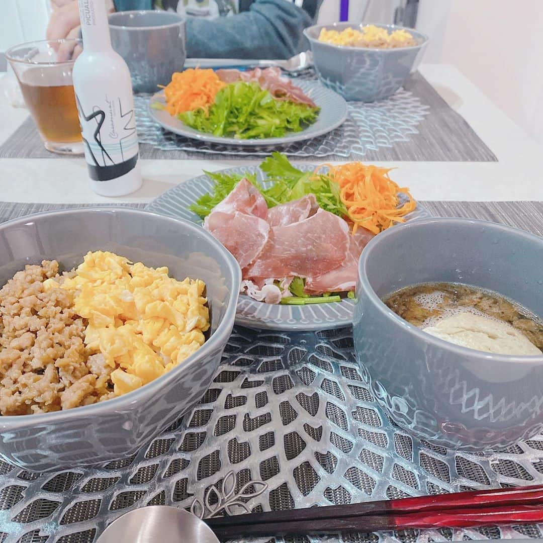 あいりさんのインスタグラム写真 - (あいりInstagram)「昨日YouTubeにアップしたIKEA購入品の中のグレーのお皿🍽 超お手軽ランチで使ったらグレー過ぎちゃった笑 けど可愛い😍❤️  メニューは 鶏そぼろご飯とサラダ🥗 スープはコストコのお湯を入れるだけのオニオンスープ✨ 手抜きすぎてごめんなさい🤣  IKEA購入品まだ観てないよ！という方、ぜひぜひご覧ください💓 プロフィールにYouTubeのURLあります☺️  #youtube #youtuber #動画 #ikea #イケア #イケア購入品 #イケア収納 #ikea購入品 #お皿 #グレーのお皿 #手抜きランチ #ランチ」10月10日 8時54分 - airi_happy