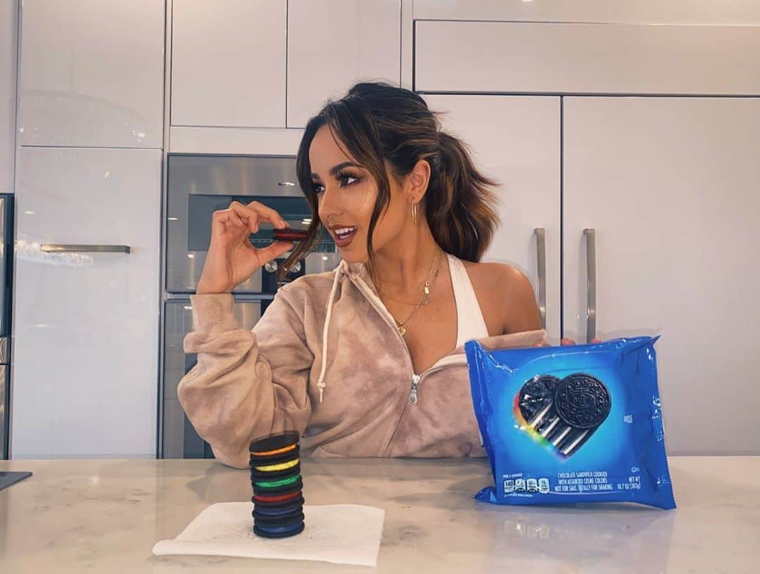 ベッキーGさんのインスタグラム写真 - (ベッキーGInstagram)「I’m so proud to partner with @OREO and @PFLAG for their #ProudParent program for LGBTQ+ History Month! ❤️🏳️‍🌈 #ad    Allyship isn’t just a phase. It’s an ongoing commitment to ensuring we’re all treated with the love & respect we deserve. The LGBTQ+ community is near & dear to my heart. I’m committed to using my platform to inspire and raise awareness around the importance in family support, acceptance & empowerment!   In addition to the amazing work they’re doing, @OREO & @PFLAG are giving away 10,000 of these Limited-Edition #ProudParent OREO Rainbow Cookies! They taste really yummy 🌈🥰 Check out OREOProudParent.com for more details!」10月10日 9時07分 - iambeckyg