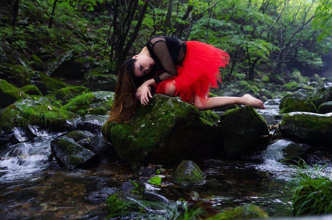 のインスタグラム：「寒い。丸まりたい。昨日から、迷わずダウンジャケット始めてますー٩( ᐛ )و﻿ ﻿ 3ヶ月に1回のペースで、2週間くらい引きずる重めな風邪を引く人なのに、マスクのおかげなのかなー？今年全然風邪引いてない!!✨＼＼\\٩( 'ω' )و //／／﻿ ﻿ どんなことでも、ポジティブマインドを保つことが1番🌈♫ポジティブマインドを保つことも楽ではないけど、ネガティブマインドよりは楽！﻿ ﻿ ﻿ #dancer #choreographer #japanesedancer #photoart #fashion #model #butterfly 🦋 #mind #dance #mission #mystery #story #red #rose 🌹」