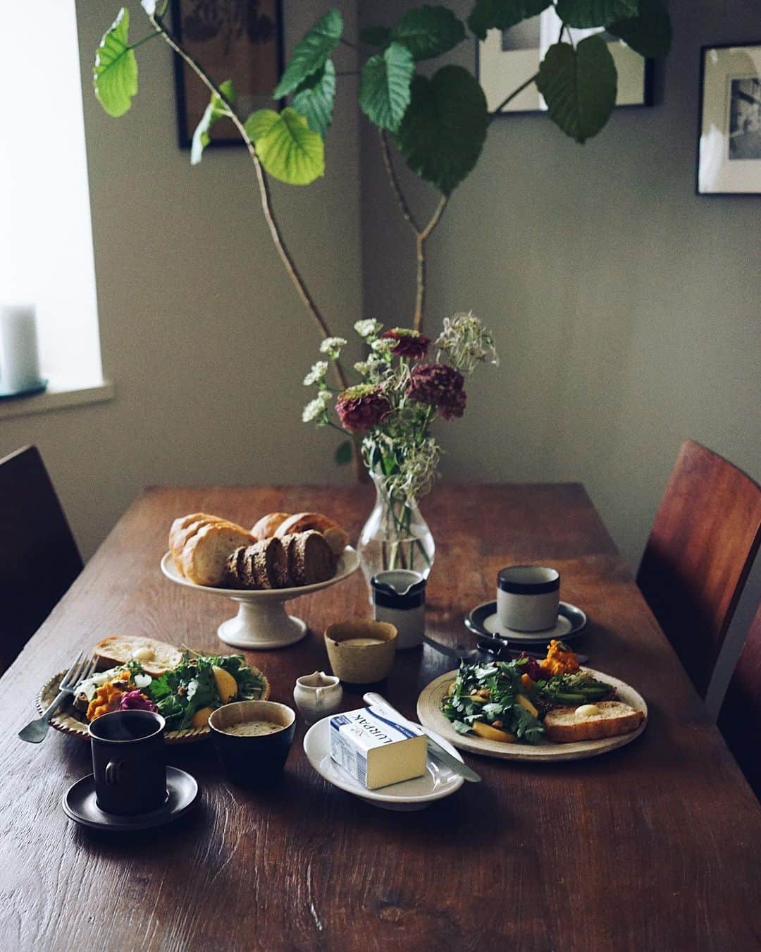 美紀のインスタグラム：「1010 Farmer's breads morning 今朝は楽しみにしていた ANDERSENのデンマークフェアでGETした デンマークの発酵バターLURPAKと ファーマーズブレッドモーニング  プレーンのパンはバターとはちみつ 雑穀のパンはアボカドとスプラウト 春菊と柿のサラダに金時芋のスープ 南瓜とローストピスタチオ 紫キャベツのバルサミコ酢マリネ  私もTさんも好きなFarmer's bread 発酵種はりんごで なんとファームでは5300本のりんごの木を 育ててるみたい いつかファームへ行ってみたいな  旬のもの、好きなものばかりで 心もあったまるHYGGEな朝 "HYGGE"（ヒュッゲ）とは デンマーク語で 「人と人のふれあいから生まれる、 温かな居心地のよい雰囲気」 という意味、素敵だよね  いつもの花屋さんで ジニアやアストランチャ 仙人草シードにセダム 花と暮らす坂の上のhygge life  デンマークフェア あと何回行けるかな〜 フェア期間中のみ限定販売の ミルキーな発酵バター、ぜひおすすめ◎  みなさんもHYGGEな1日を🇩🇰  @andersen_official_jp  #miki_life #miki_home #ANDERSEN #andersenfarm #hyggelife  #🇩🇰」